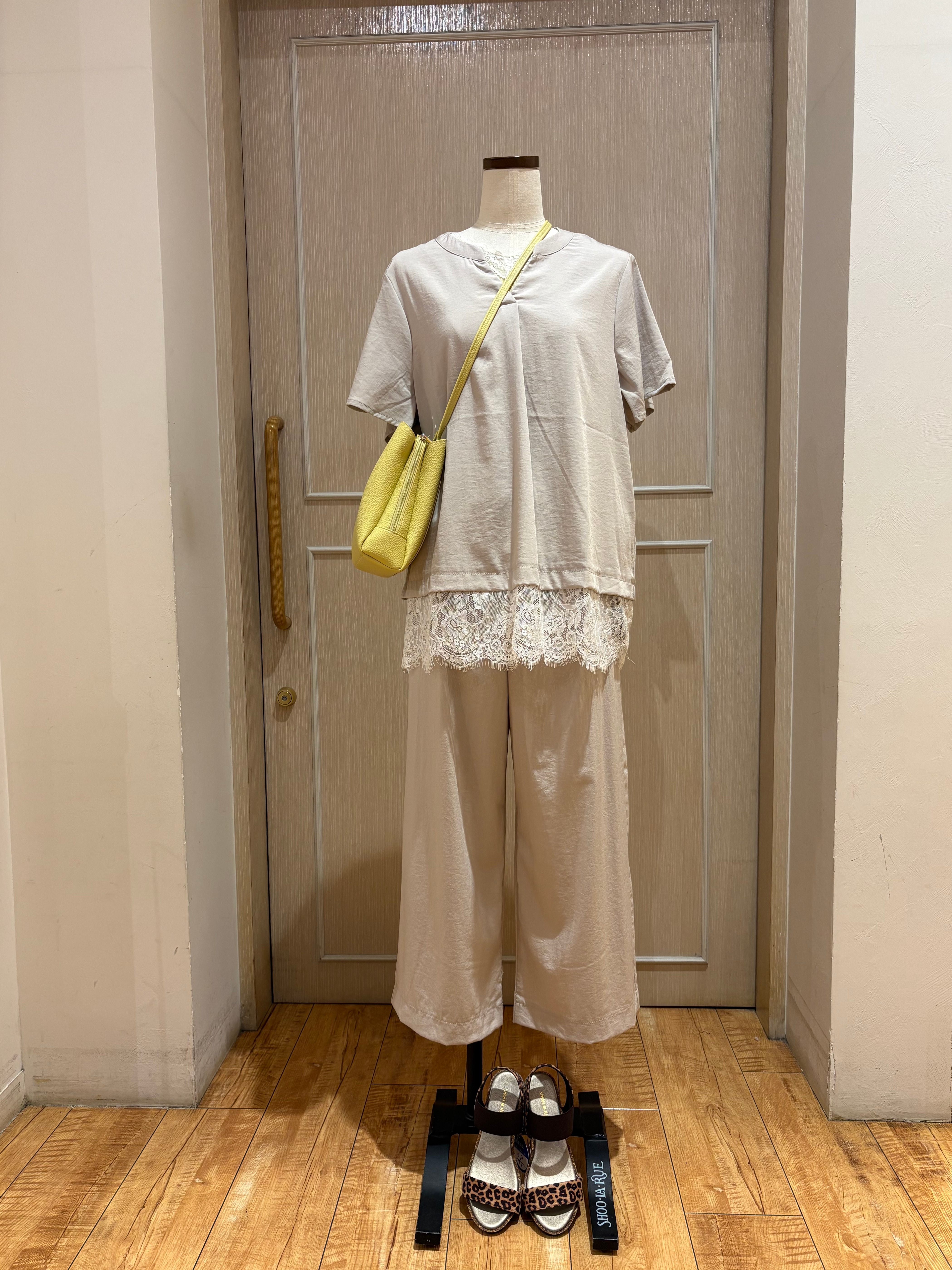 まるよOTさんの「SHOO･LA･RUE｜【S-LL/洗濯機可】軽凛(かろりん) 楽に着られて上品 裾レーススキッパーブラウス」を使ったコーディネート