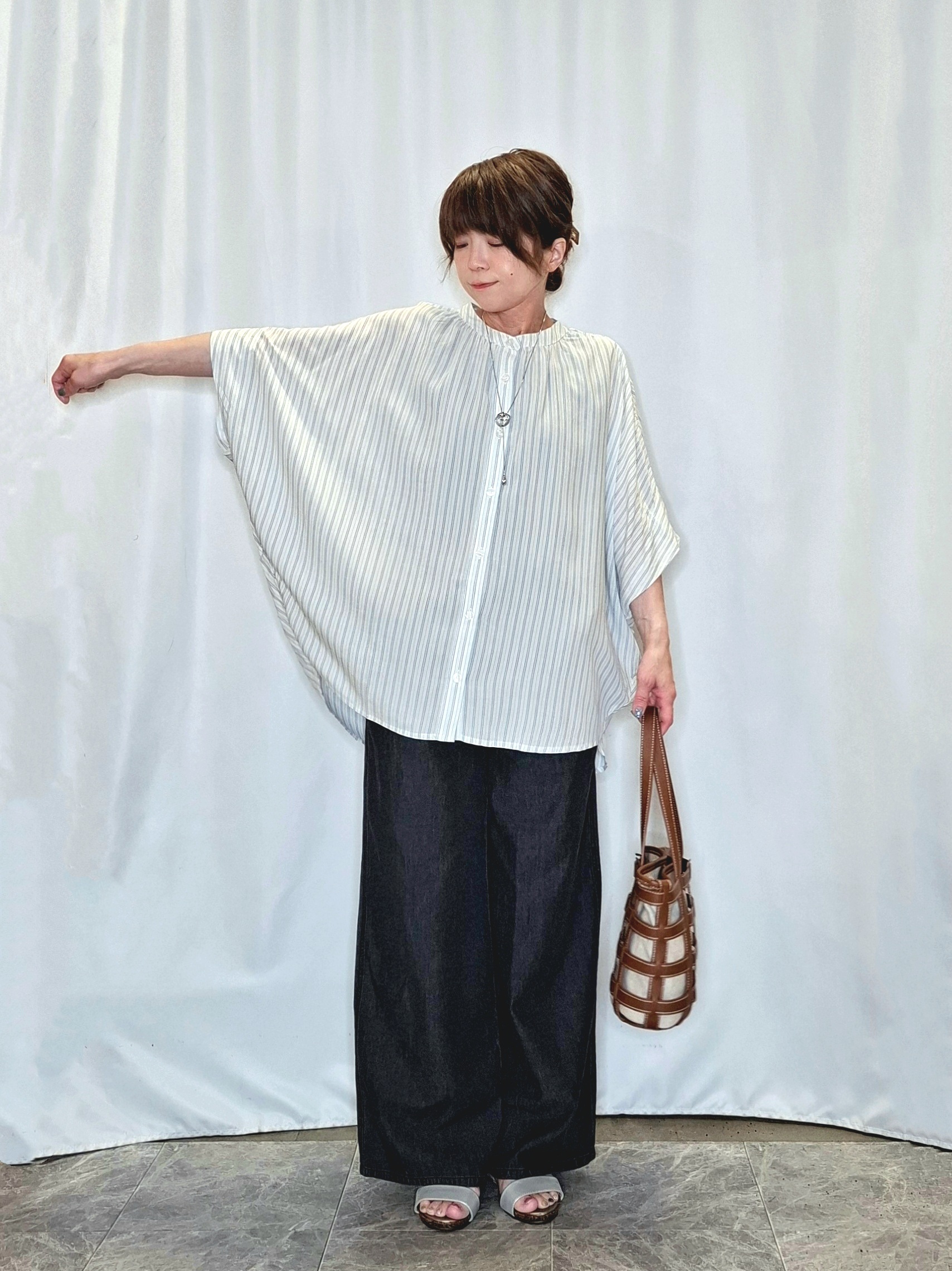 ぬーさんの「SHOO･LA･RUE｜【洗濯機可/体型カバー】二の腕隠れる ゆるっとドルマンバンドカラーシャツ」を使ったコーディネート