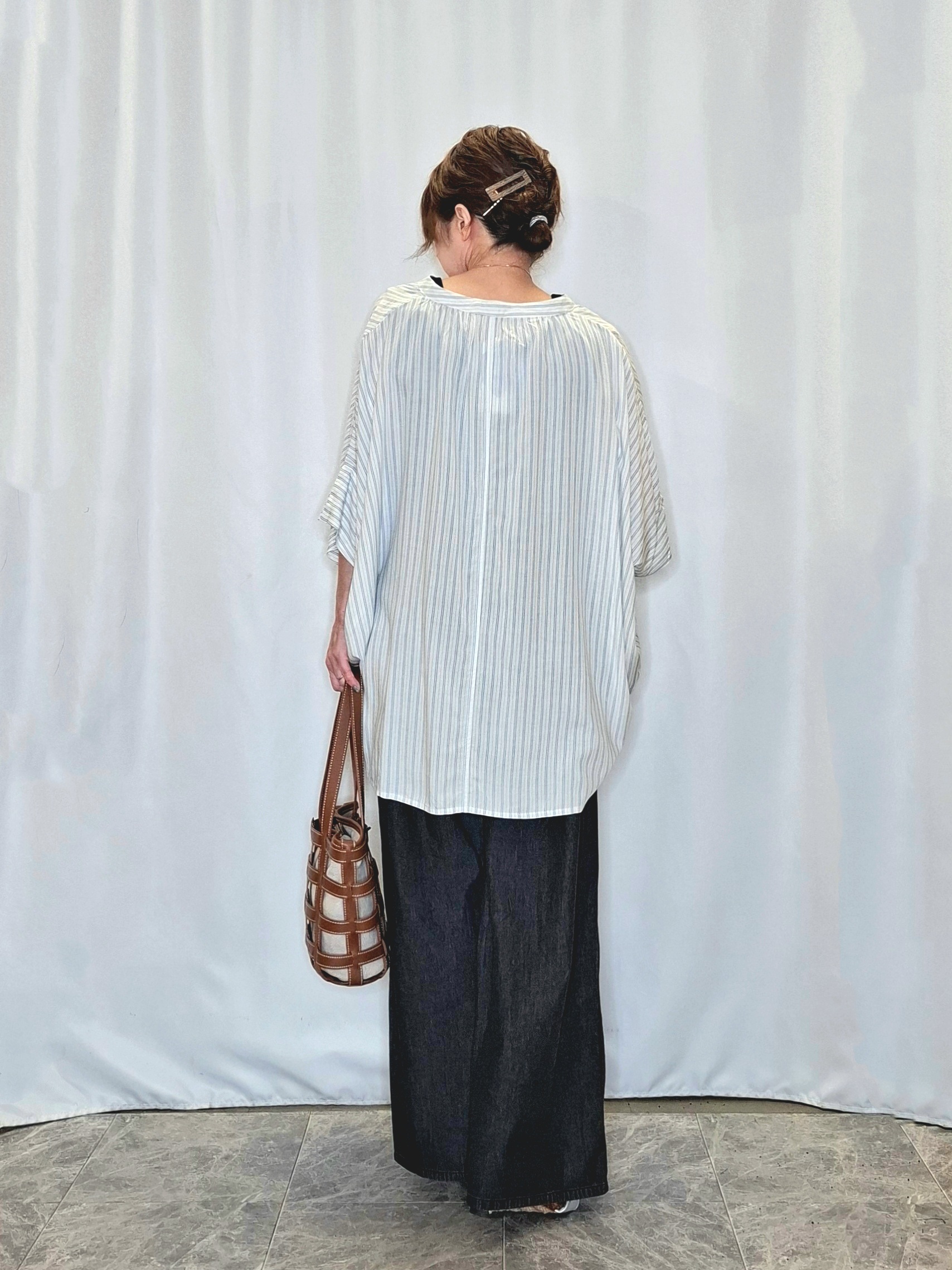 ぬーさんの「SHOO･LA･RUE｜【洗濯機可/体型カバー】二の腕隠れる ゆるっとドルマンバンドカラーシャツ」を使ったコーディネート