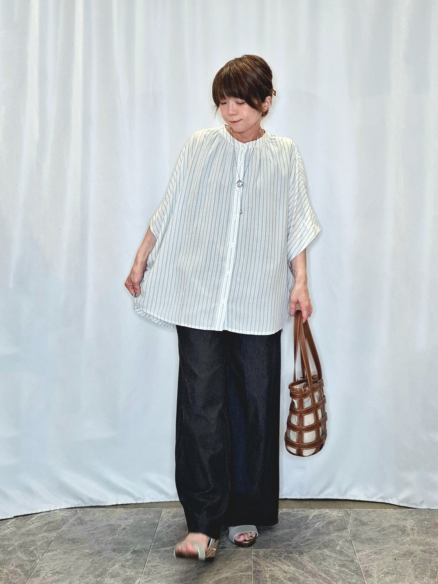 ぬーさんの「SHOO･LA･RUE｜【洗濯機可/体型カバー】二の腕隠れる ゆるっとドルマンバンドカラーシャツ」を使ったコーディネート