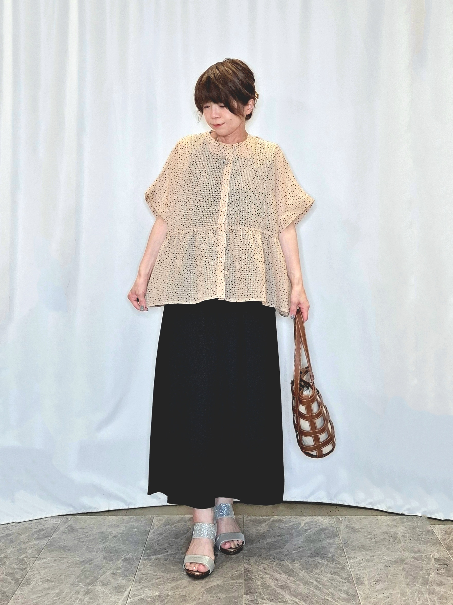 ぬーさんの「SHOO･LA･RUE｜【体型カバー/洗濯機可】二の腕とお腹周りが隠せる シアーペプラムブラウス」を使ったコーディネート