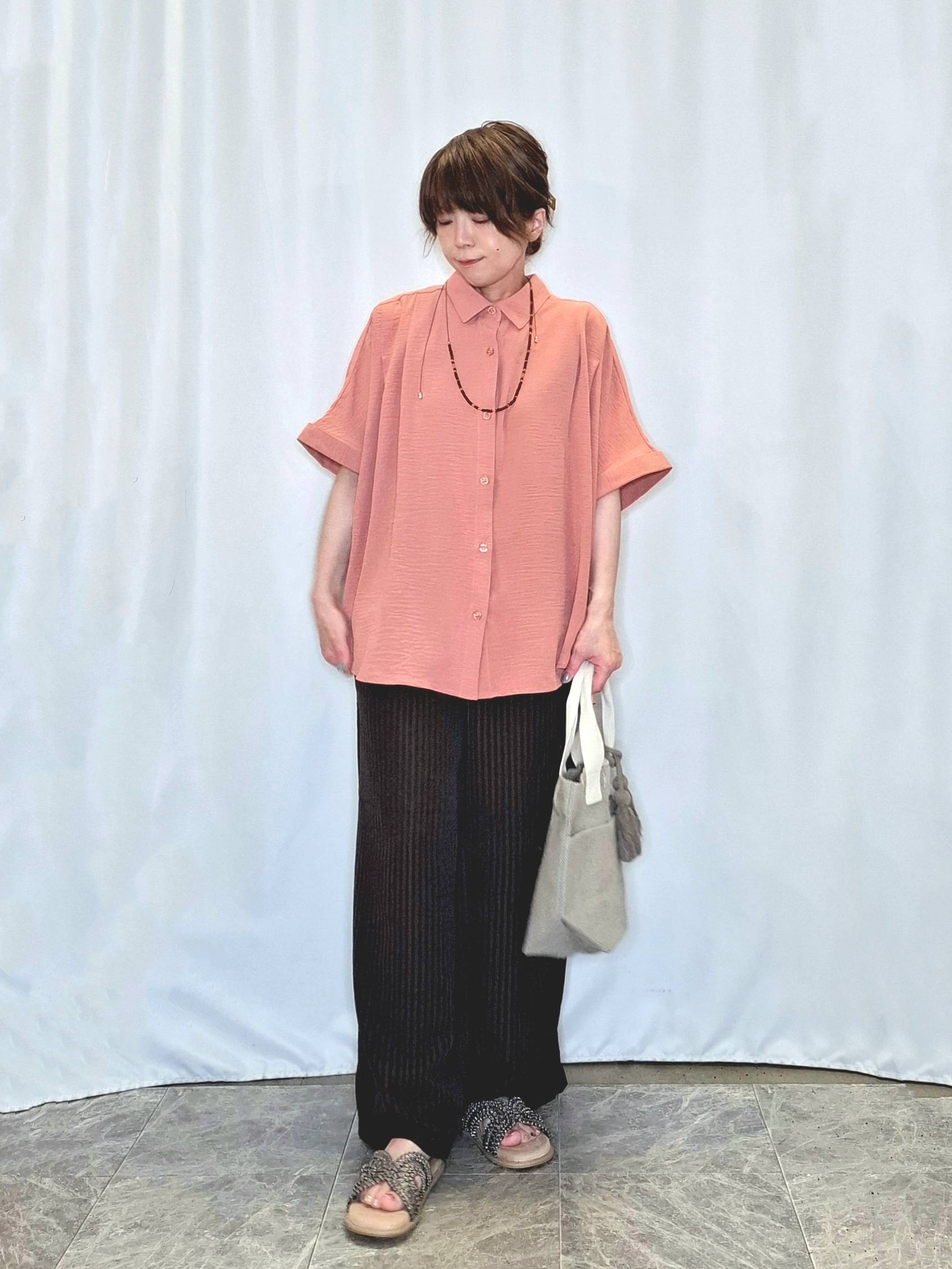 ぬーさんの「SHOO･LA･RUE｜【洗濯後しわになりにくい/体型カバー】二の腕も隠せる　お袖ロールアップ半袖シャツ」を使ったコーディネート