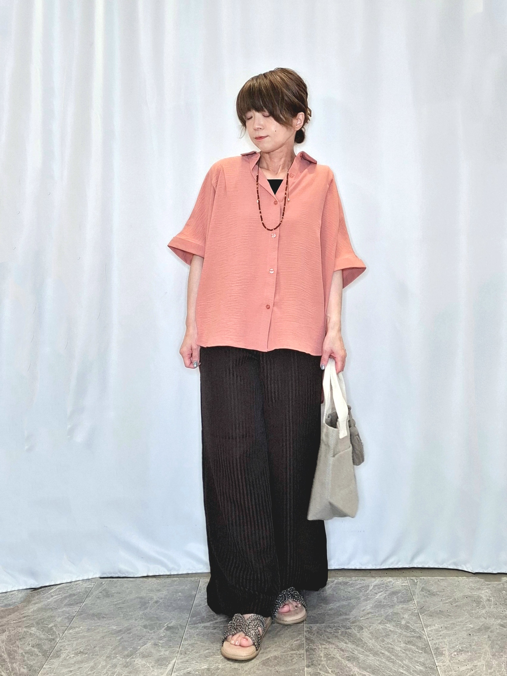 ぬーさんの「SHOO･LA･RUE｜【洗濯後しわになりにくい/体型カバー】二の腕も隠せる　お袖ロールアップ半袖シャツ」を使ったコーディネート