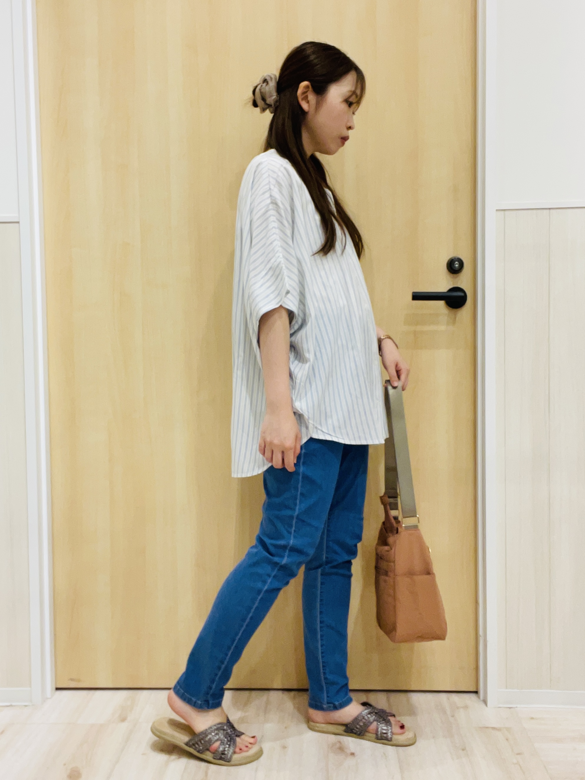 minamiさんの「SHOO･LA･RUE｜【洗濯機可/体型カバー】二の腕隠れる ゆるっとドルマンバンドカラーシャツ」を使ったコーディネート
