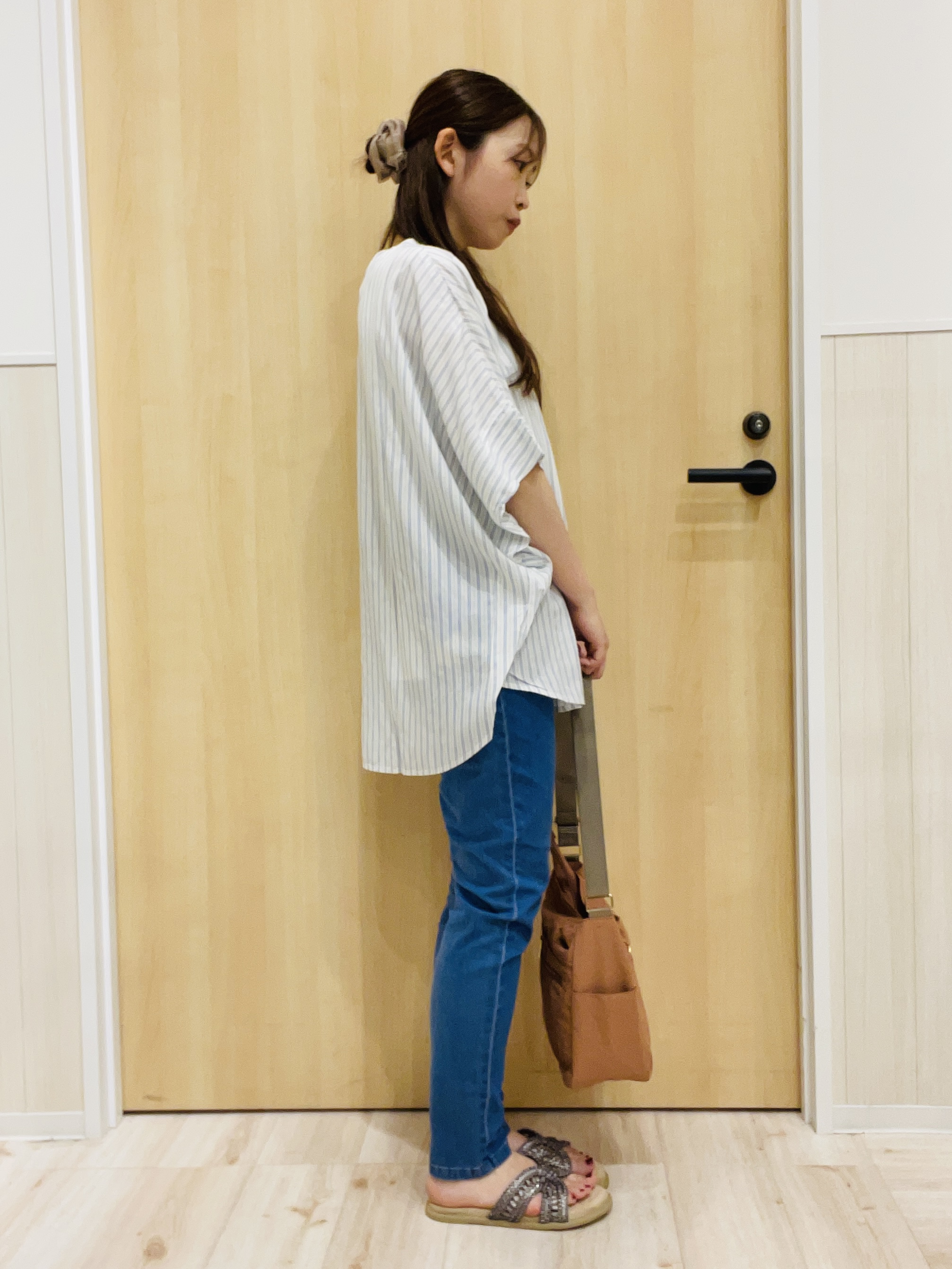 minamiさんの「SHOO･LA･RUE｜【洗濯機可/体型カバー】二の腕隠れる ゆるっとドルマンバンドカラーシャツ」を使ったコーディネート