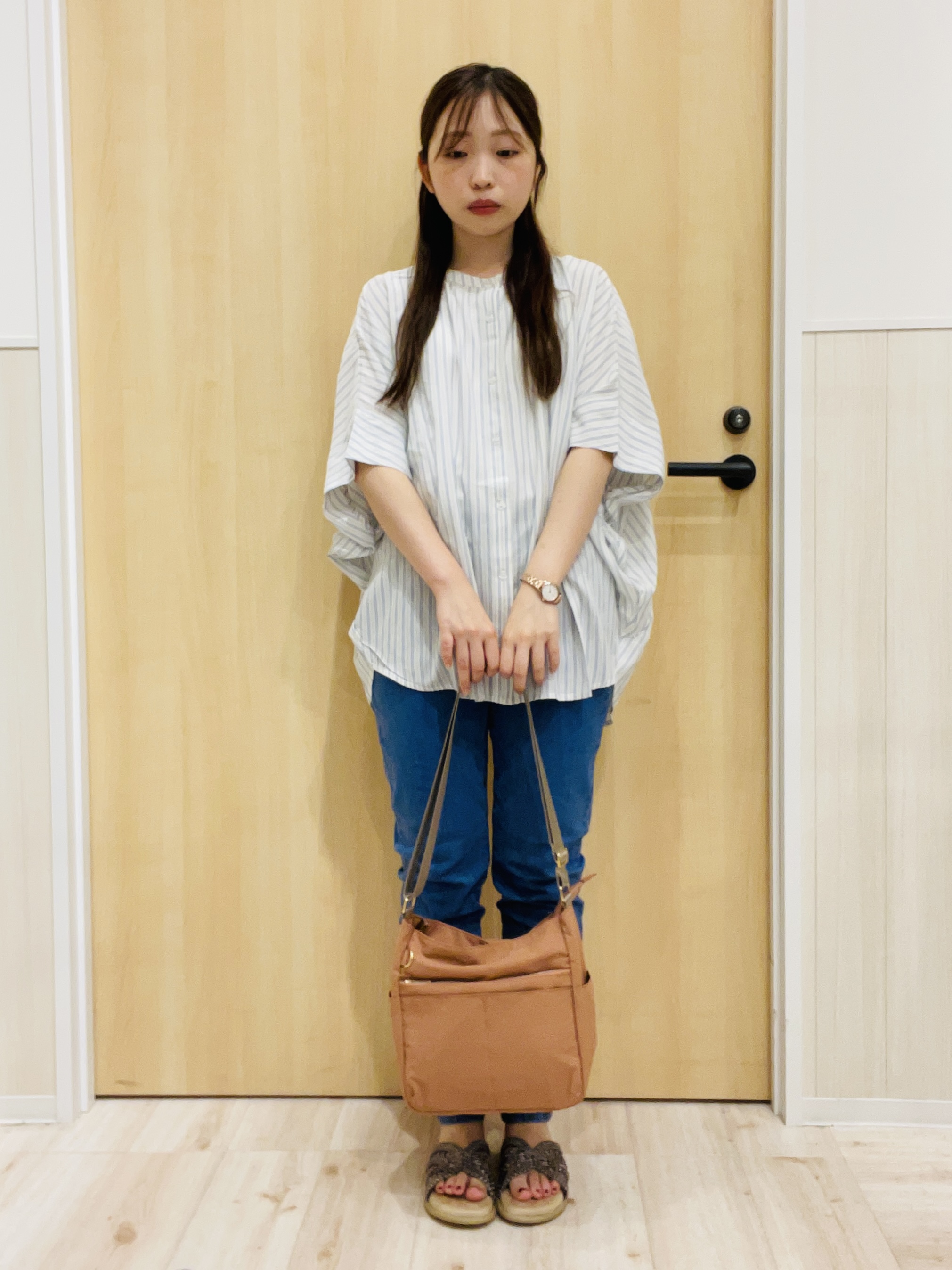 minamiさんの「SHOO･LA･RUE｜【洗濯機可/体型カバー】二の腕隠れる ゆるっとドルマンバンドカラーシャツ」を使ったコーディネート