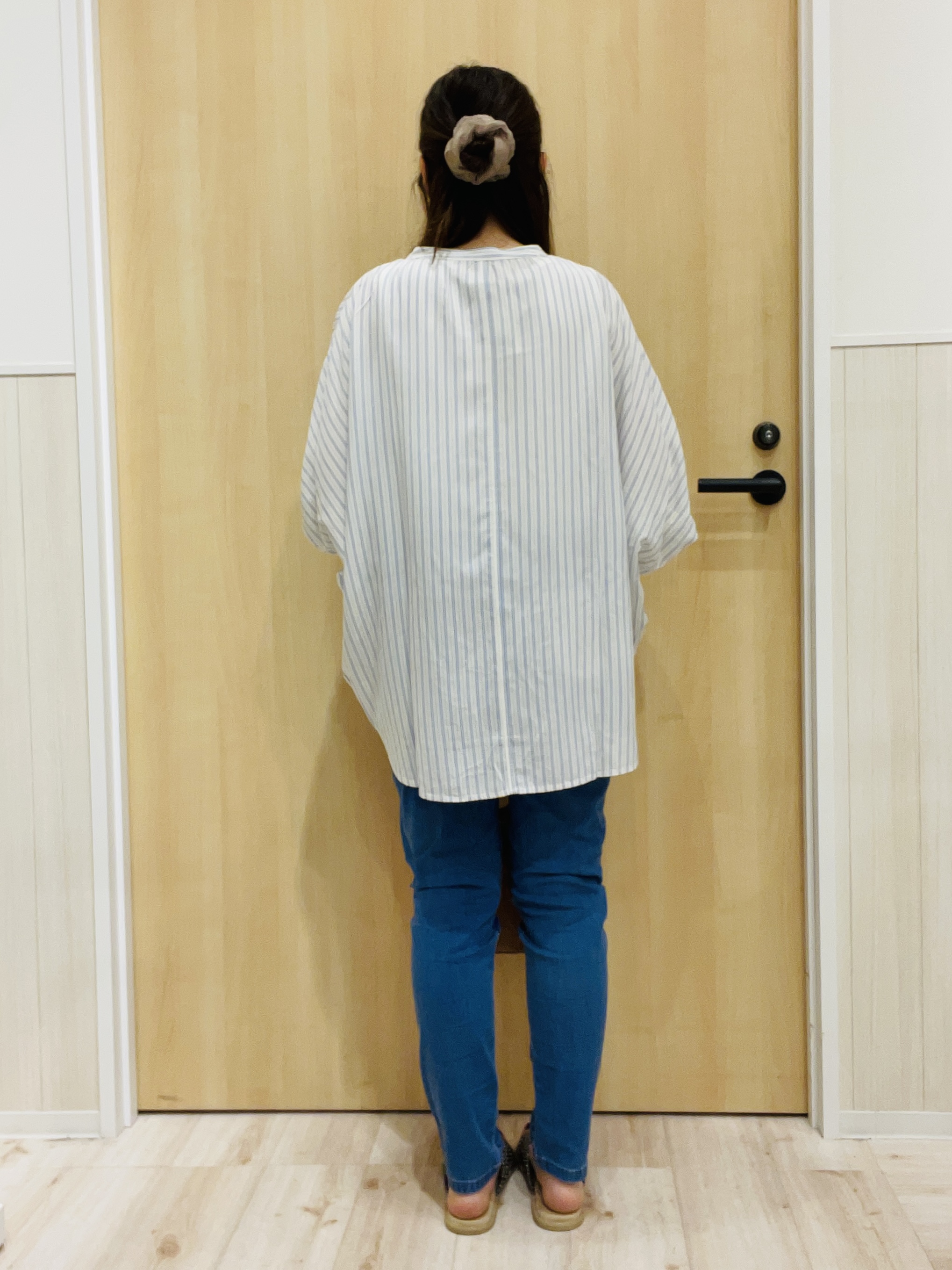 minamiさんの「SHOO･LA･RUE｜【洗濯機可/体型カバー】二の腕隠れる ゆるっとドルマンバンドカラーシャツ」を使ったコーディネート