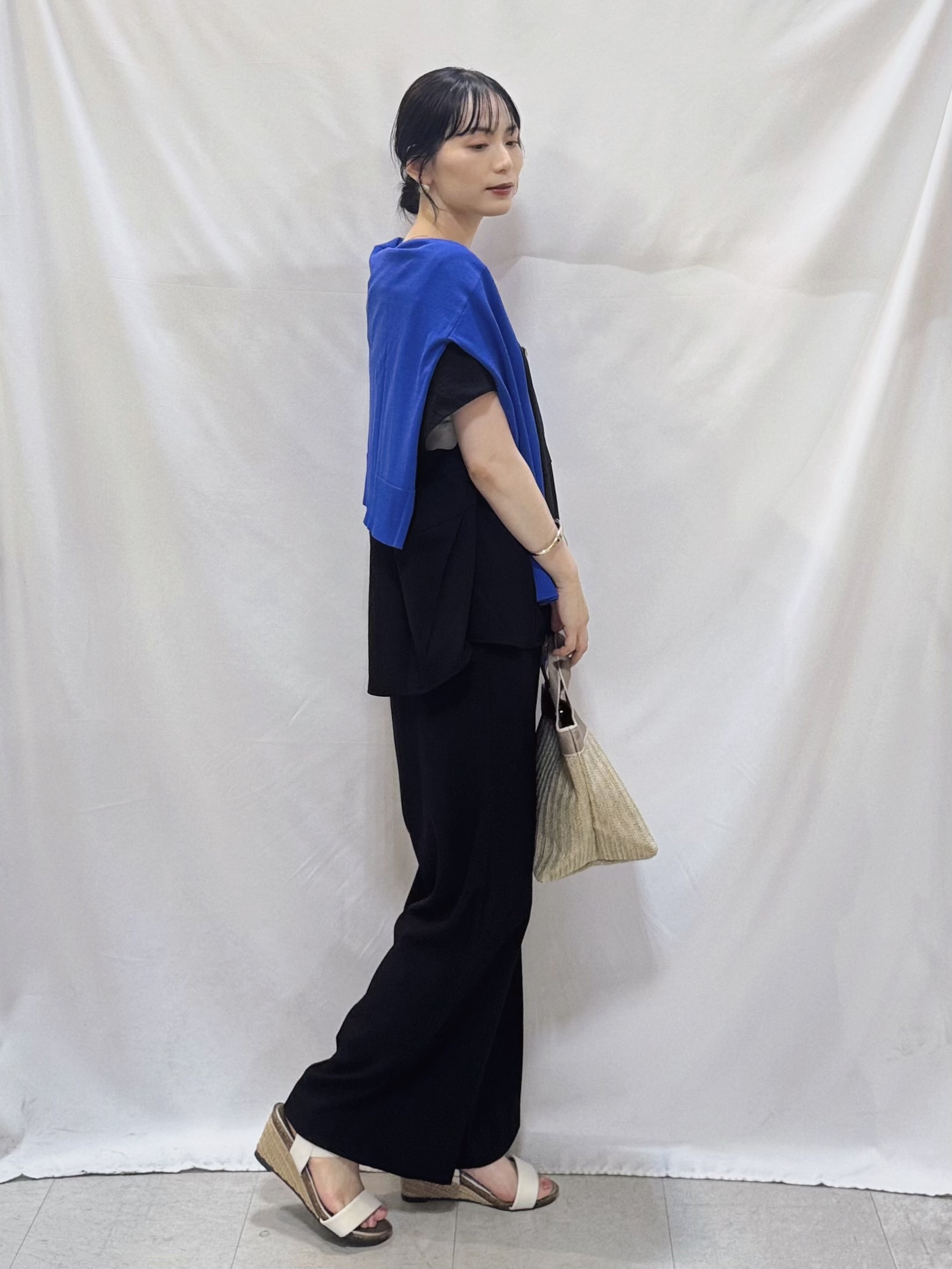 𝐇𝐢𝐫𝐨𝐦𝐢さんの「SHOO･LA･RUE｜【洗濯機可/UV】さらっとしたタッチが心地よい ショート丈 Vネックカーディガン」を使ったコーディネート