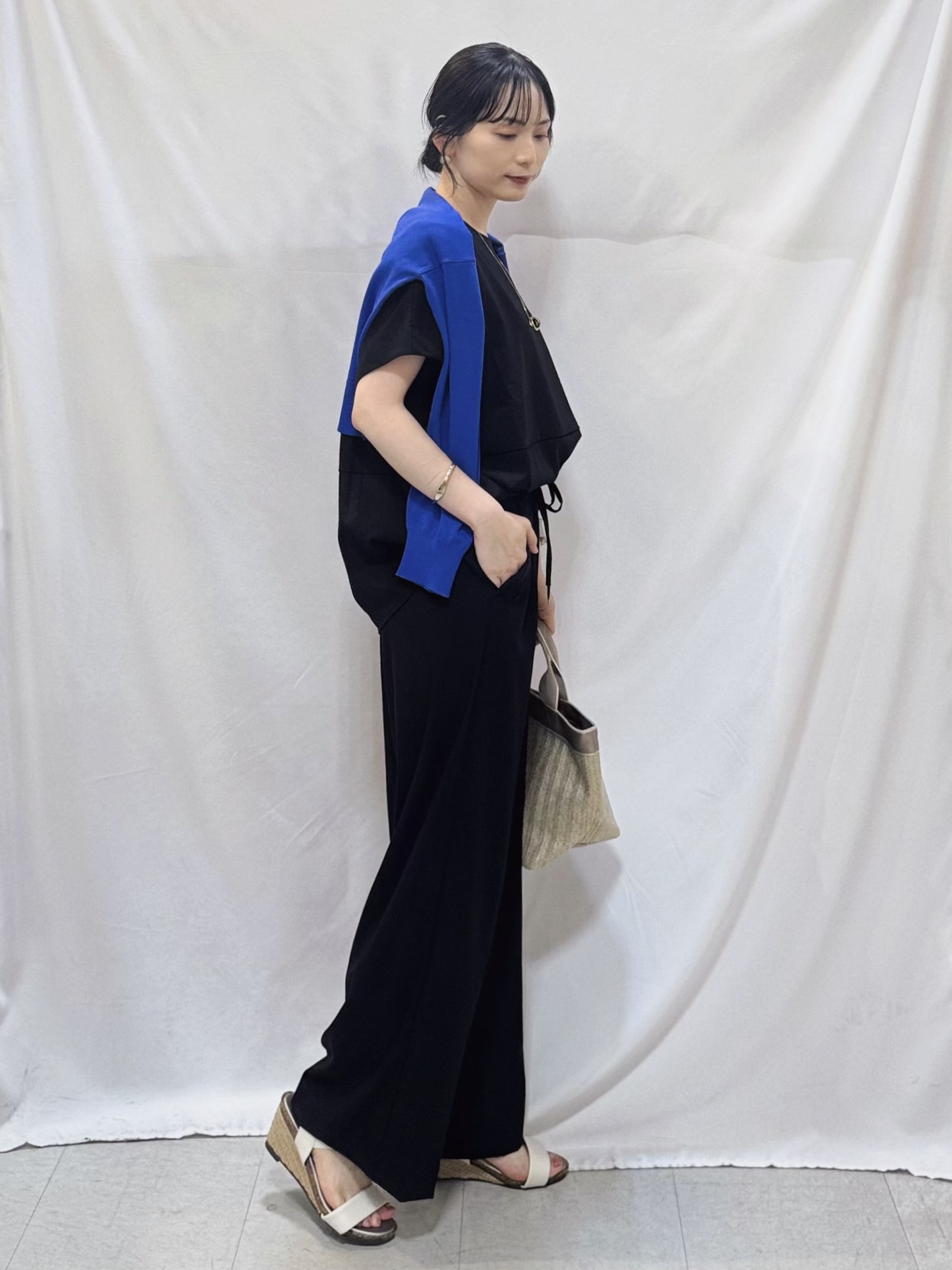 𝐇𝐢𝐫𝐨𝐦𝐢さんの「SHOO･LA･RUE｜【洗濯機可/UV】さらっとしたタッチが心地よい ショート丈 Vネックカーディガン」を使ったコーディネート