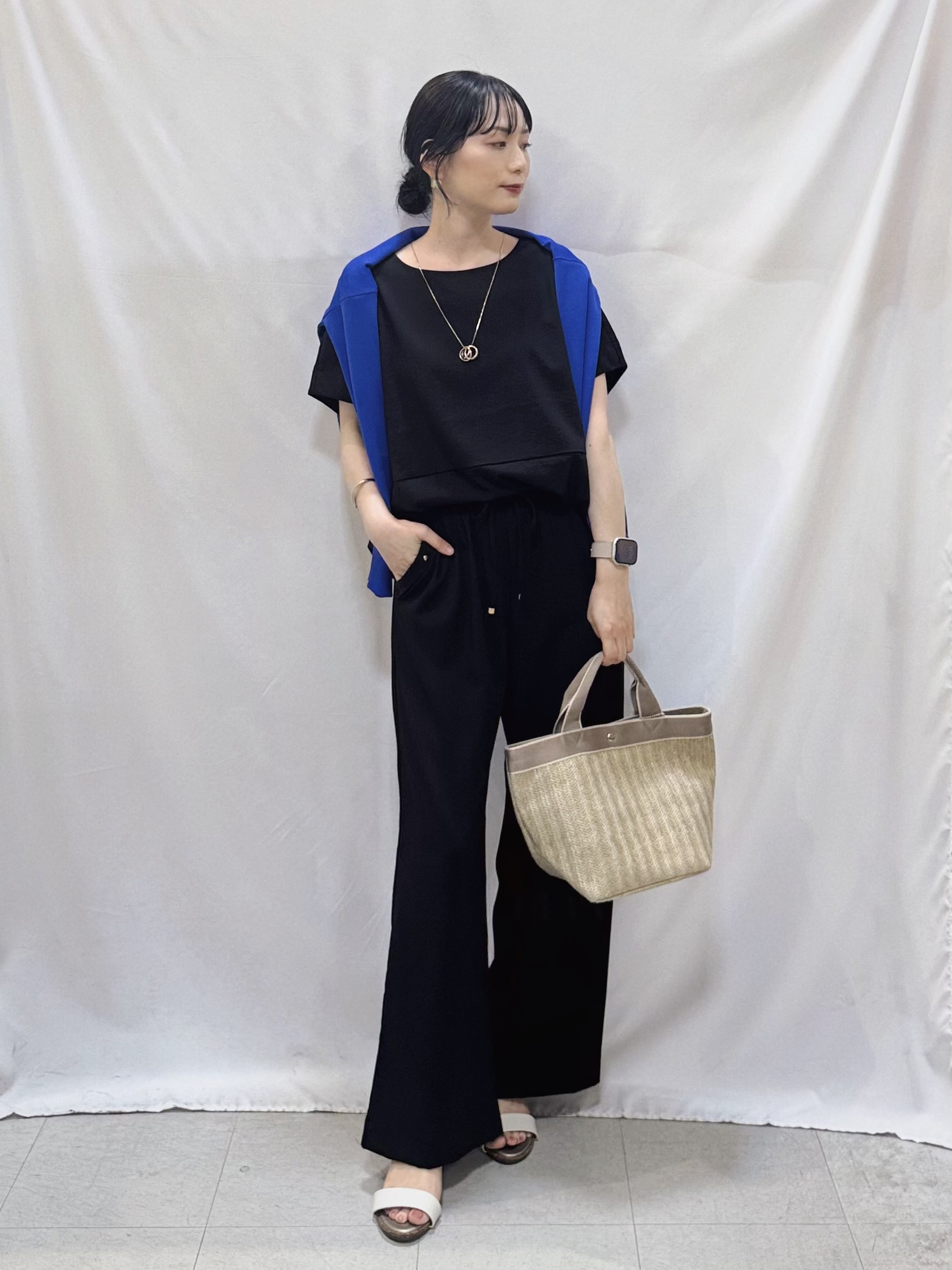 𝐇𝐢𝐫𝐨𝐦𝐢さんの「SHOO･LA･RUE｜【洗濯機可/UV】さらっとしたタッチが心地よい ショート丈 Vネックカーディガン」を使ったコーディネート