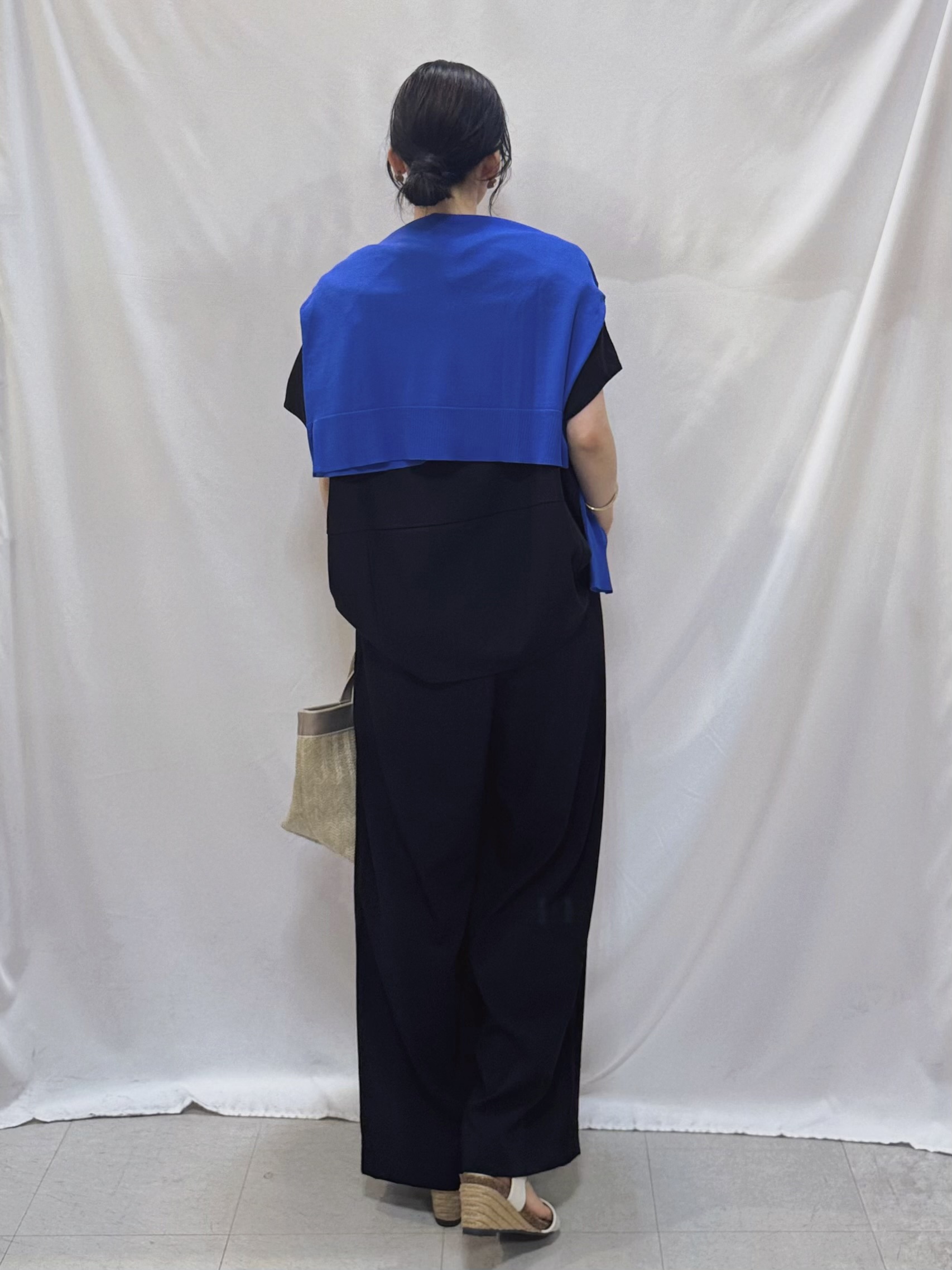 𝐇𝐢𝐫𝐨𝐦𝐢さんの「SHOO･LA･RUE｜【洗濯機可/UV】さらっとしたタッチが心地よい ショート丈 Vネックカーディガン」を使ったコーディネート