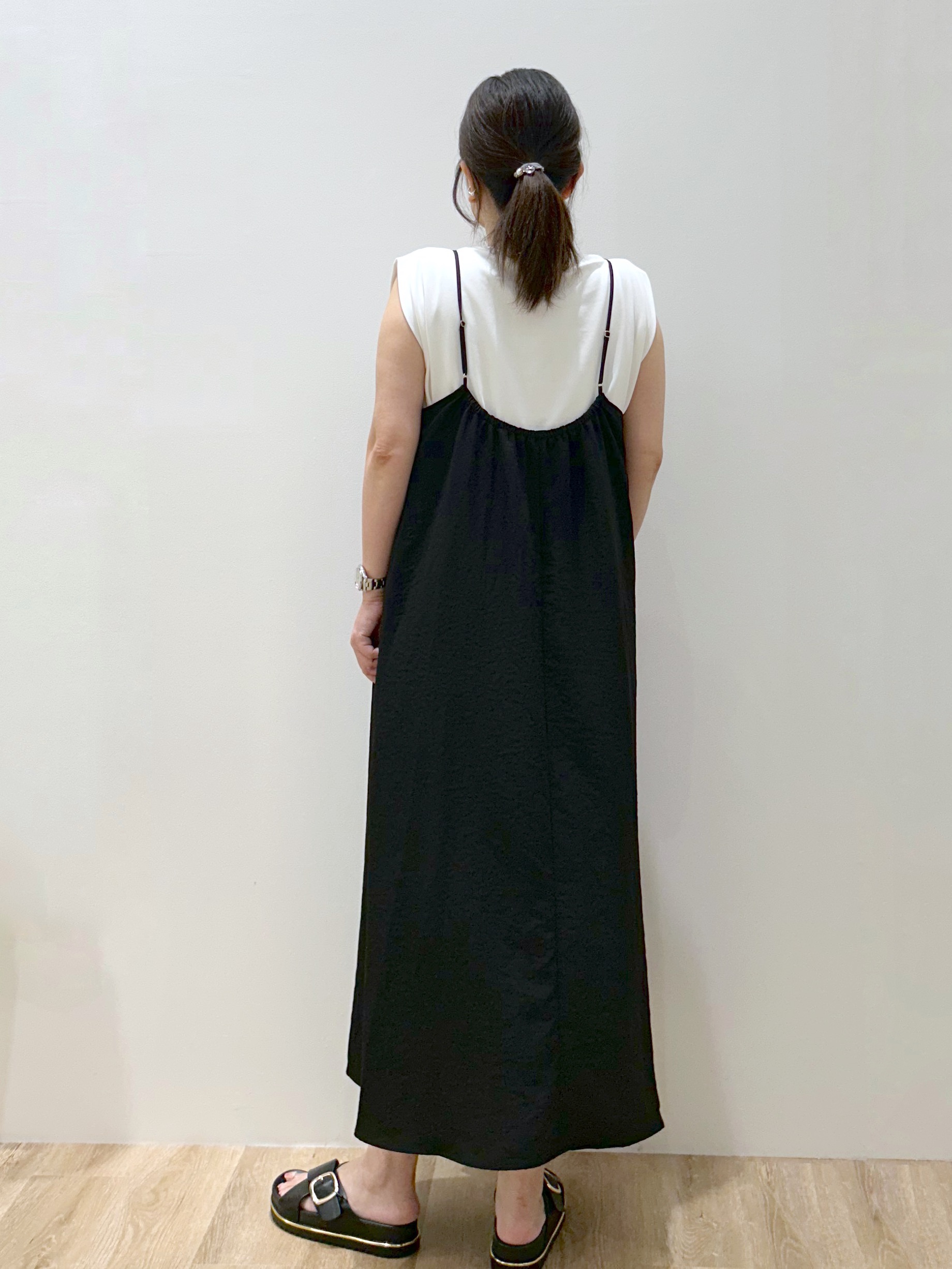 hiroさんの「OPAQUE.CLIP｜タックギャザーキャミワンピース【洗濯機OK】」を使ったコーディネート