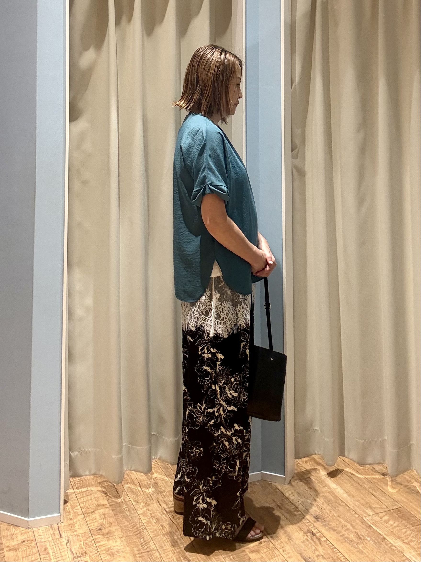 yuさんの「SHOO･LA･RUE｜【着丈選べる/体型カバー】洗濯後しわになりにくい さらっと快適ドルマントップス」を使ったコーディネート