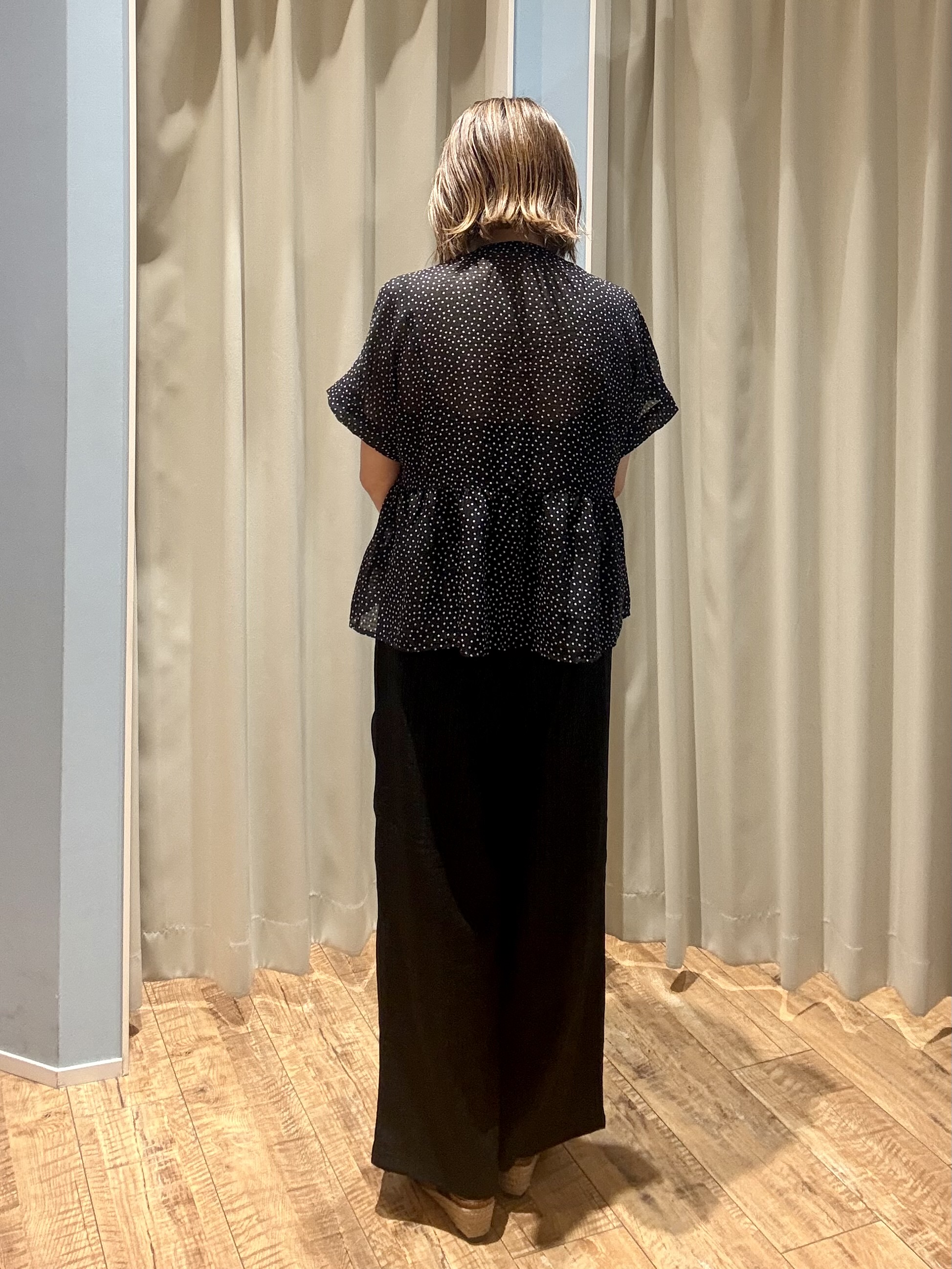 yuさんの「SHOO･LA･RUE｜【体型カバー/洗濯機可】二の腕とお腹周りが隠せる シアーペプラムブラウス」を使ったコーディネート