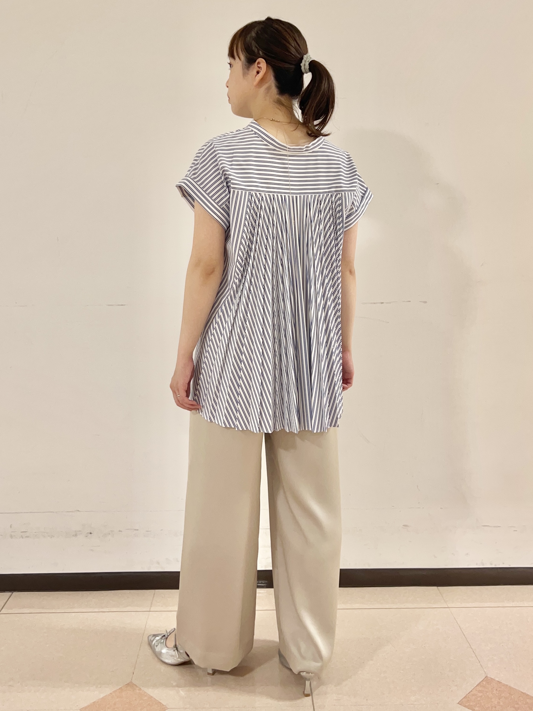 りおさんの「UNTITLED｜【吸水速乾/接触冷感】バックプリーツデザインブラウス」を使ったコーディネート