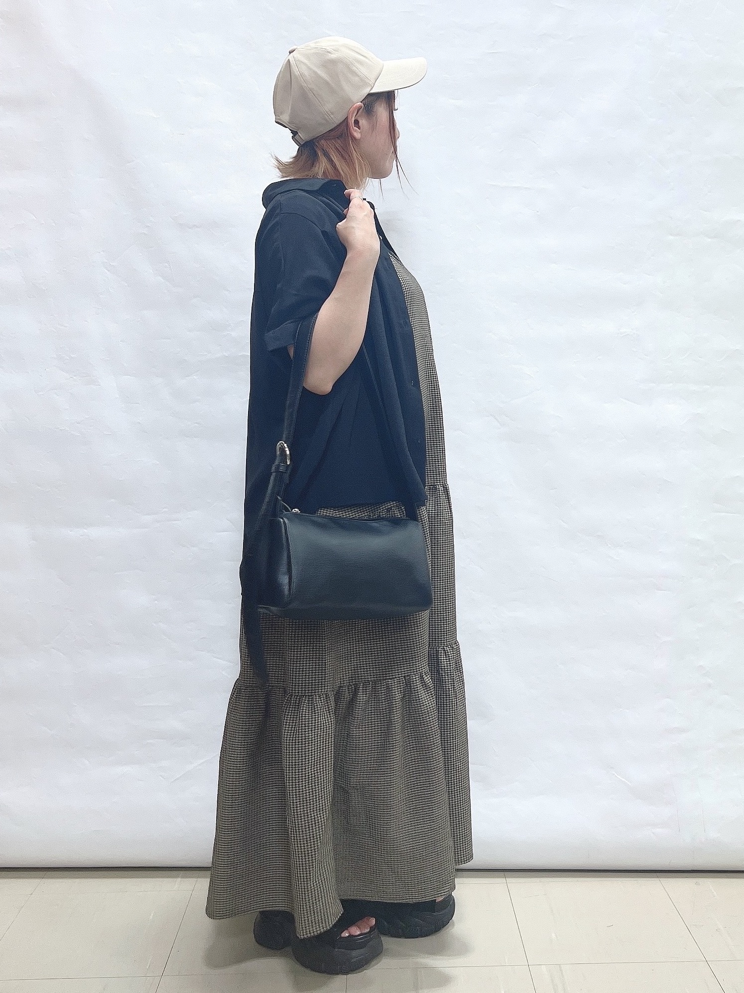 YUIさんの「SHOO･LA･RUE｜【洗濯後しわになりにくい/体型カバー】二の腕も隠せる　お袖ロールアップ半袖シャツ」を使ったコーディネート