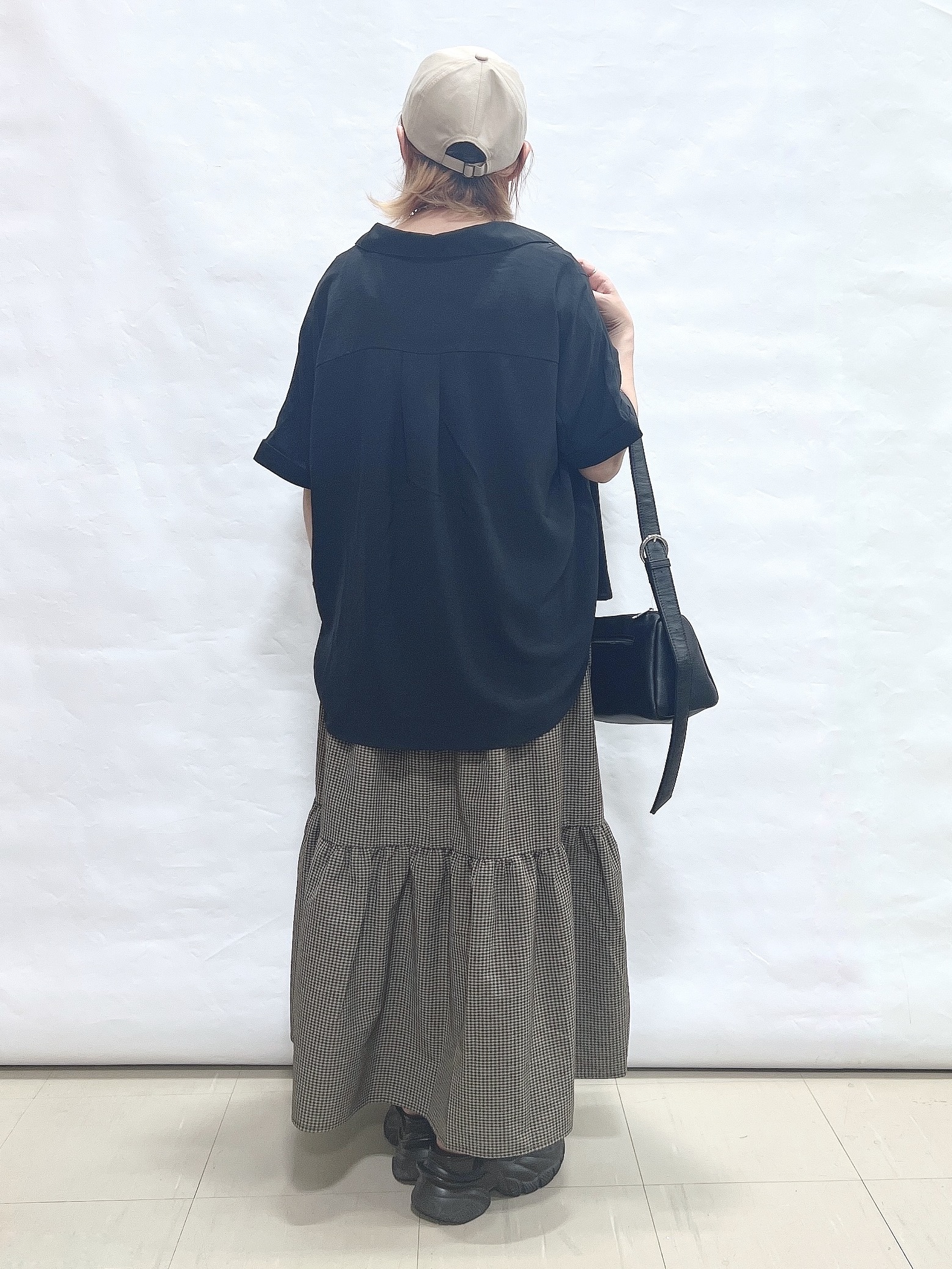 YUIさんの「SHOO･LA･RUE｜【洗濯後しわになりにくい/体型カバー】二の腕も隠せる　お袖ロールアップ半袖シャツ」を使ったコーディネート