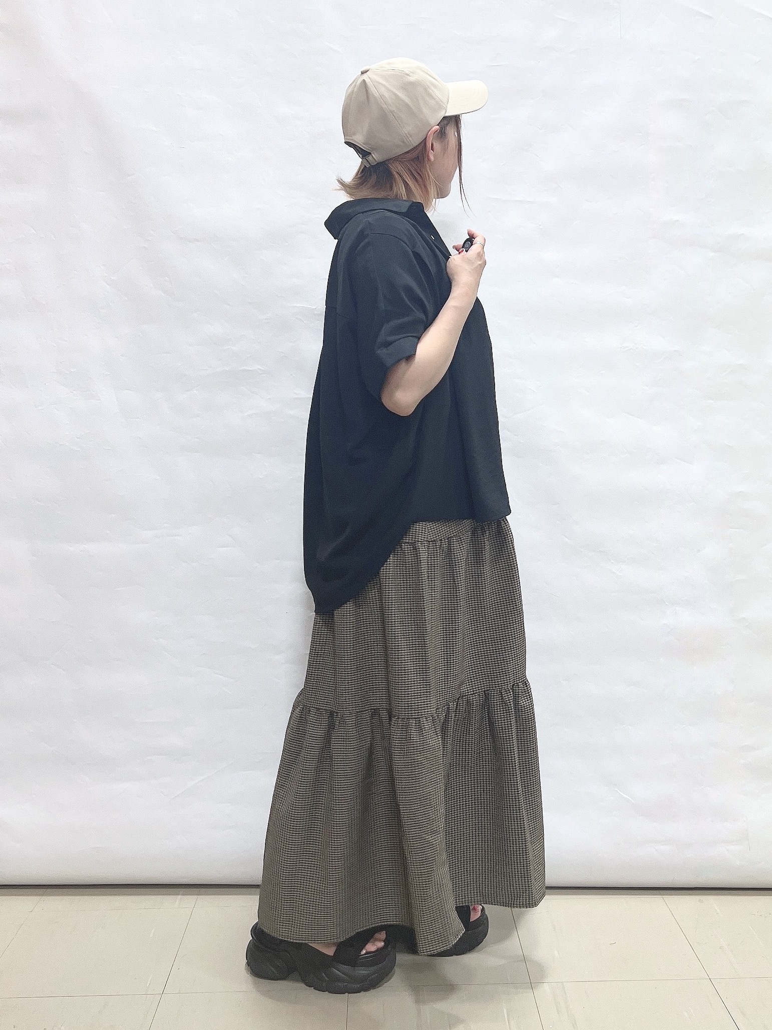 YUIさんの「SHOO･LA･RUE｜【洗濯後しわになりにくい/体型カバー】二の腕も隠せる　お袖ロールアップ半袖シャツ」を使ったコーディネート