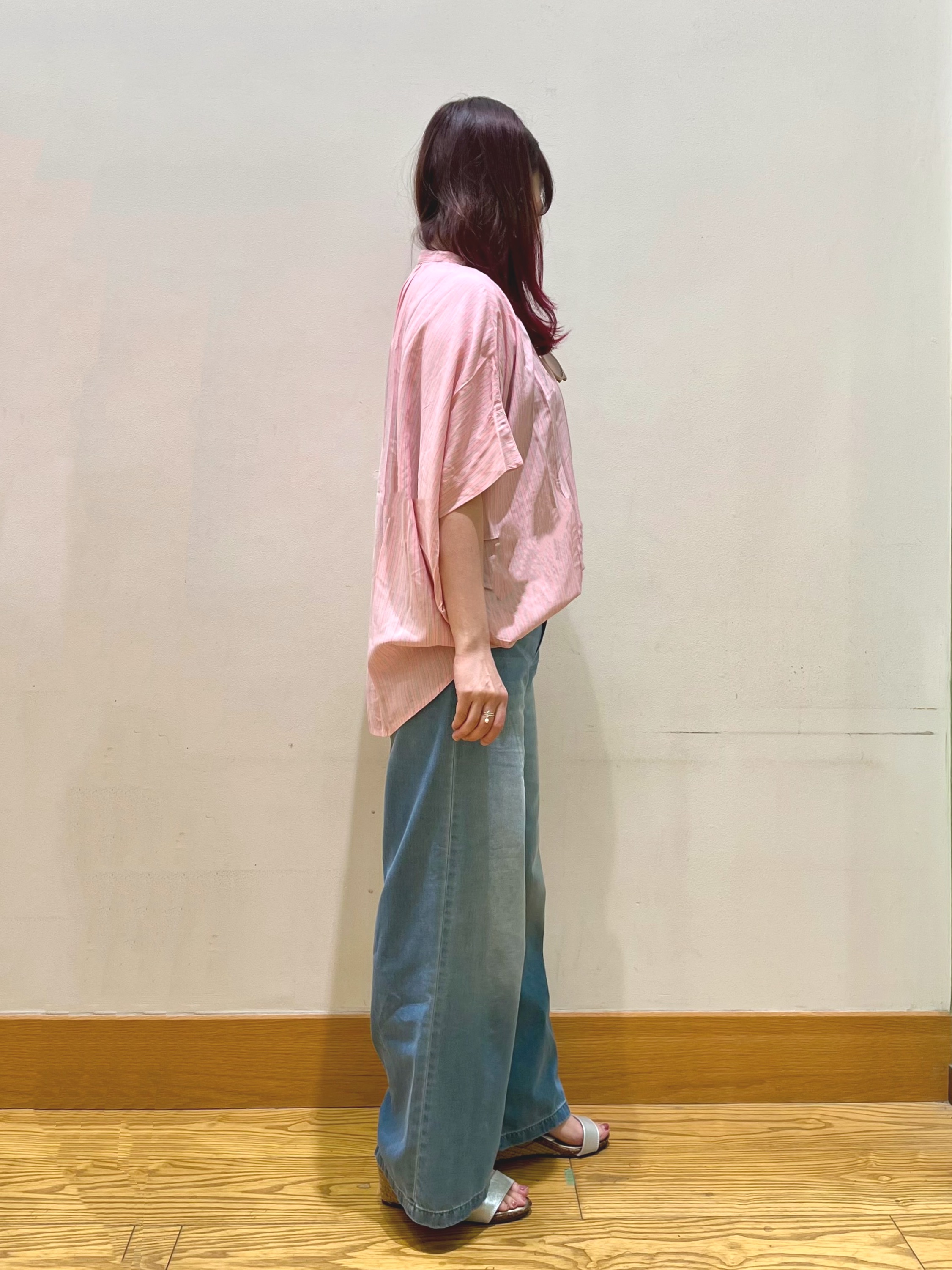 ゆっきーさんの「SHOO･LA･RUE｜【洗濯機可/体型カバー】二の腕隠れる ゆるっとドルマンバンドカラーシャツ」を使ったコーディネート