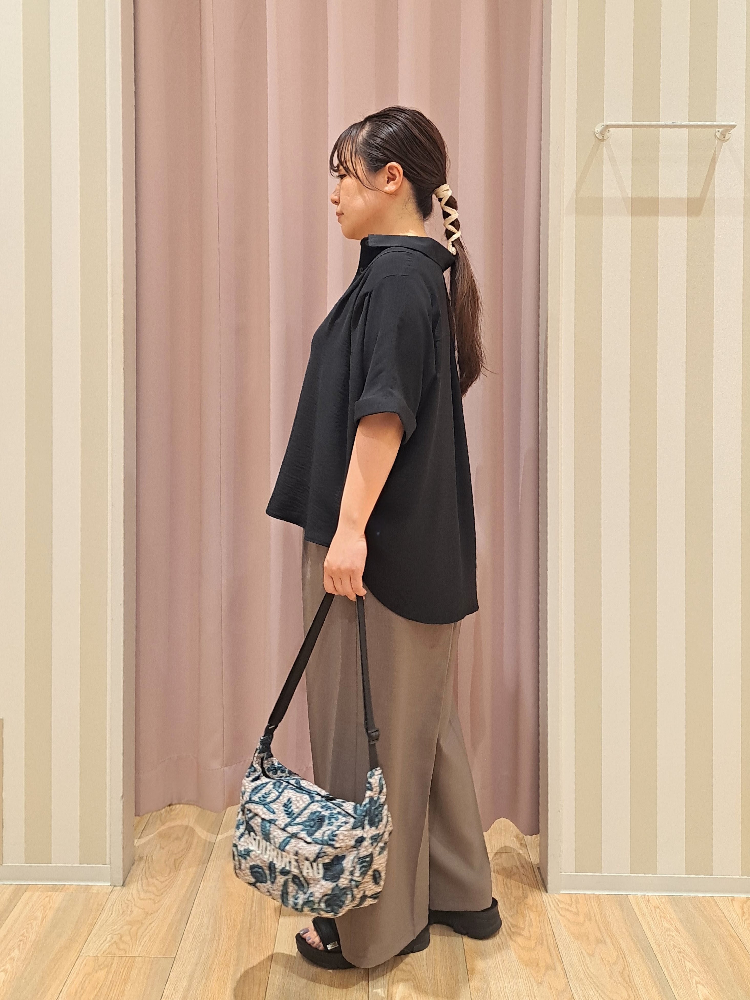 sho*さんの「SHOO･LA･RUE｜【洗濯後しわになりにくい/体型カバー】二の腕も隠せる　お袖ロールアップ半袖シャツ」を使ったコーディネート