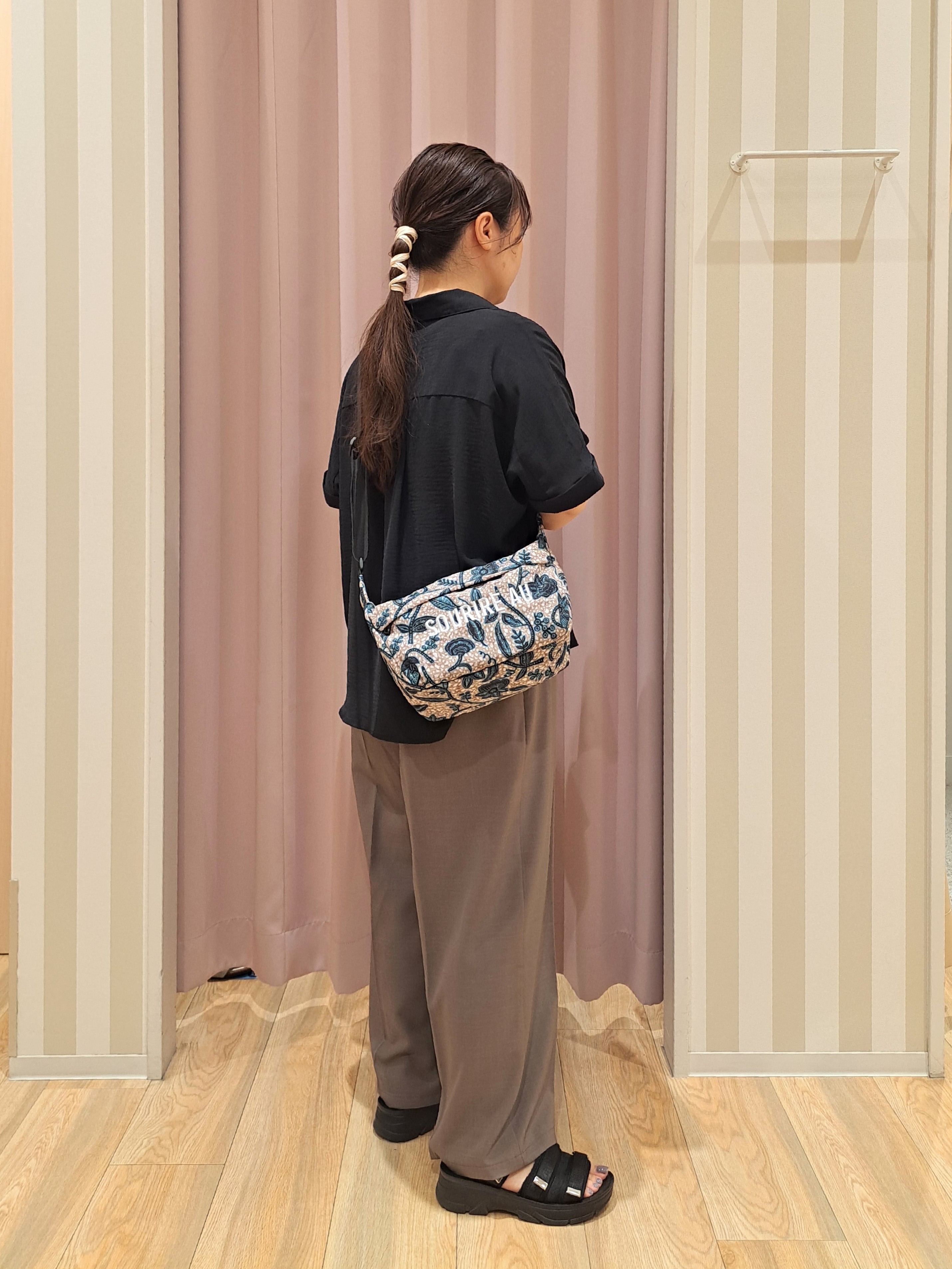 sho*さんの「SHOO･LA･RUE｜【洗濯後しわになりにくい/体型カバー】二の腕も隠せる　お袖ロールアップ半袖シャツ」を使ったコーディネート