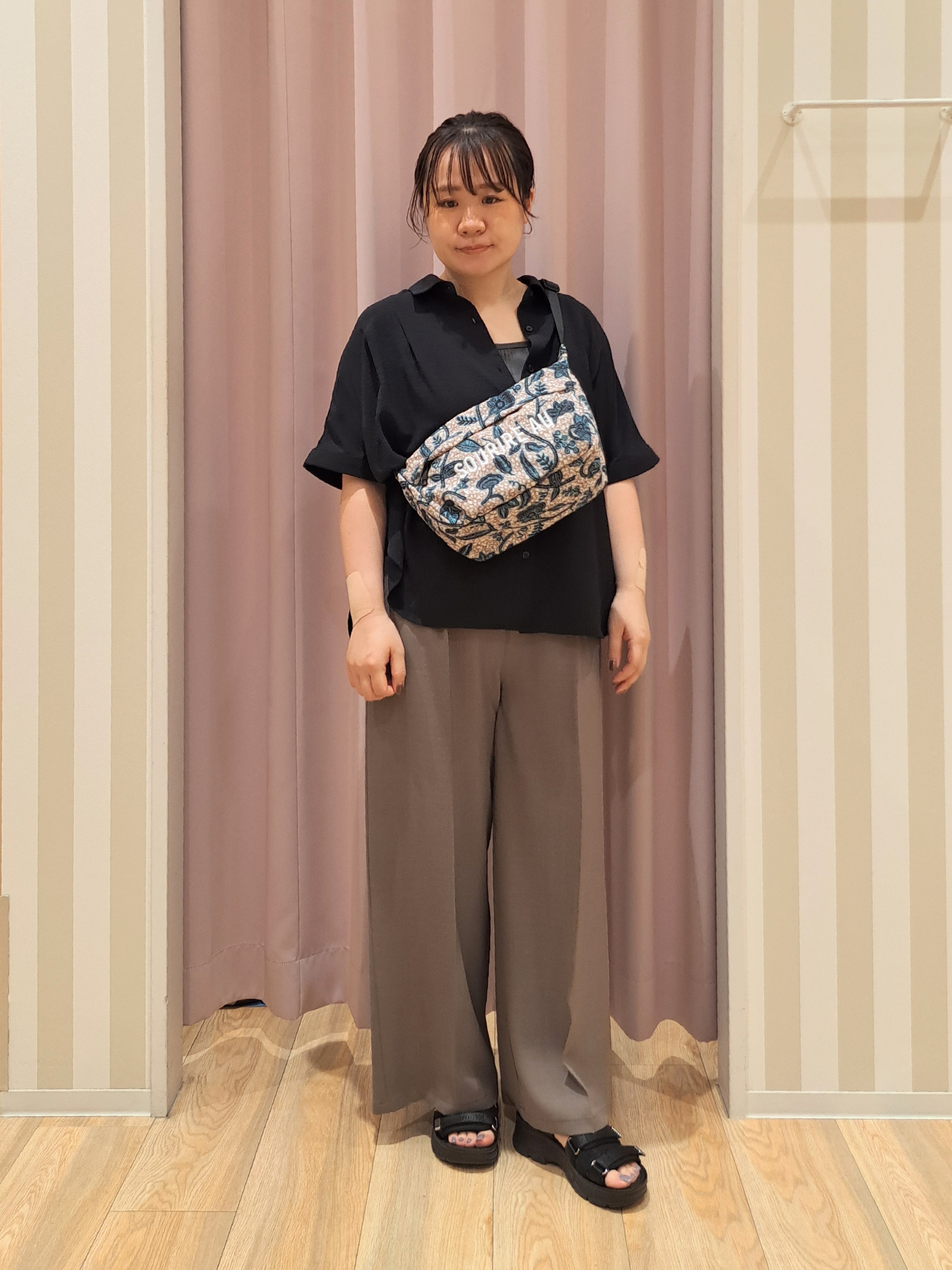 sho*さんの「SHOO･LA･RUE｜【洗濯後しわになりにくい/体型カバー】二の腕も隠せる　お袖ロールアップ半袖シャツ」を使ったコーディネート