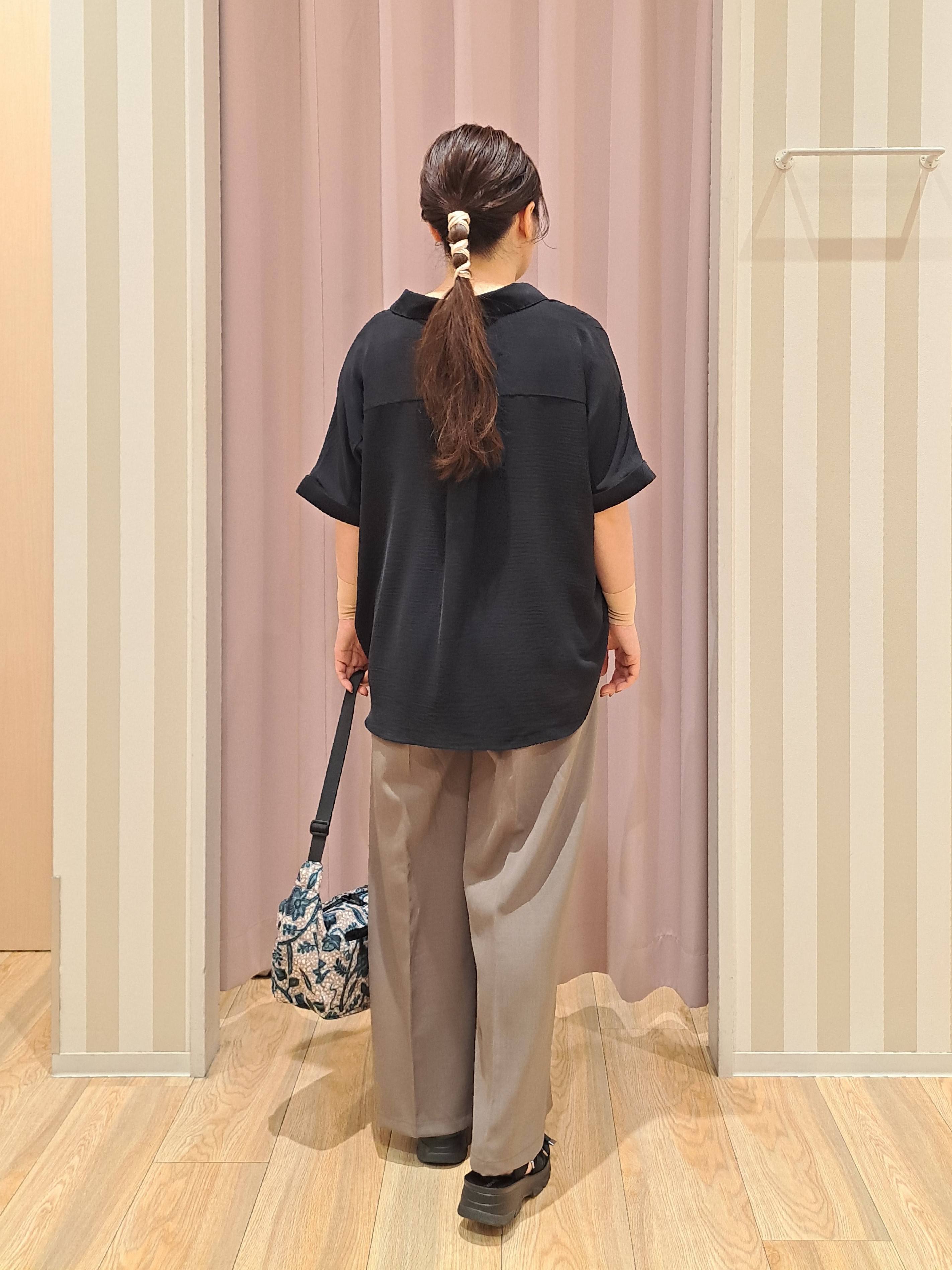 sho*さんの「SHOO･LA･RUE｜【洗濯後しわになりにくい/体型カバー】二の腕も隠せる　お袖ロールアップ半袖シャツ」を使ったコーディネート