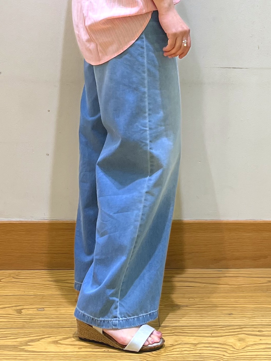 ゆっきーさんの「SHOO･LA･RUE｜【洗濯機可/体型カバー】二の腕隠れる ゆるっとドルマンバンドカラーシャツ」を使ったコーディネート