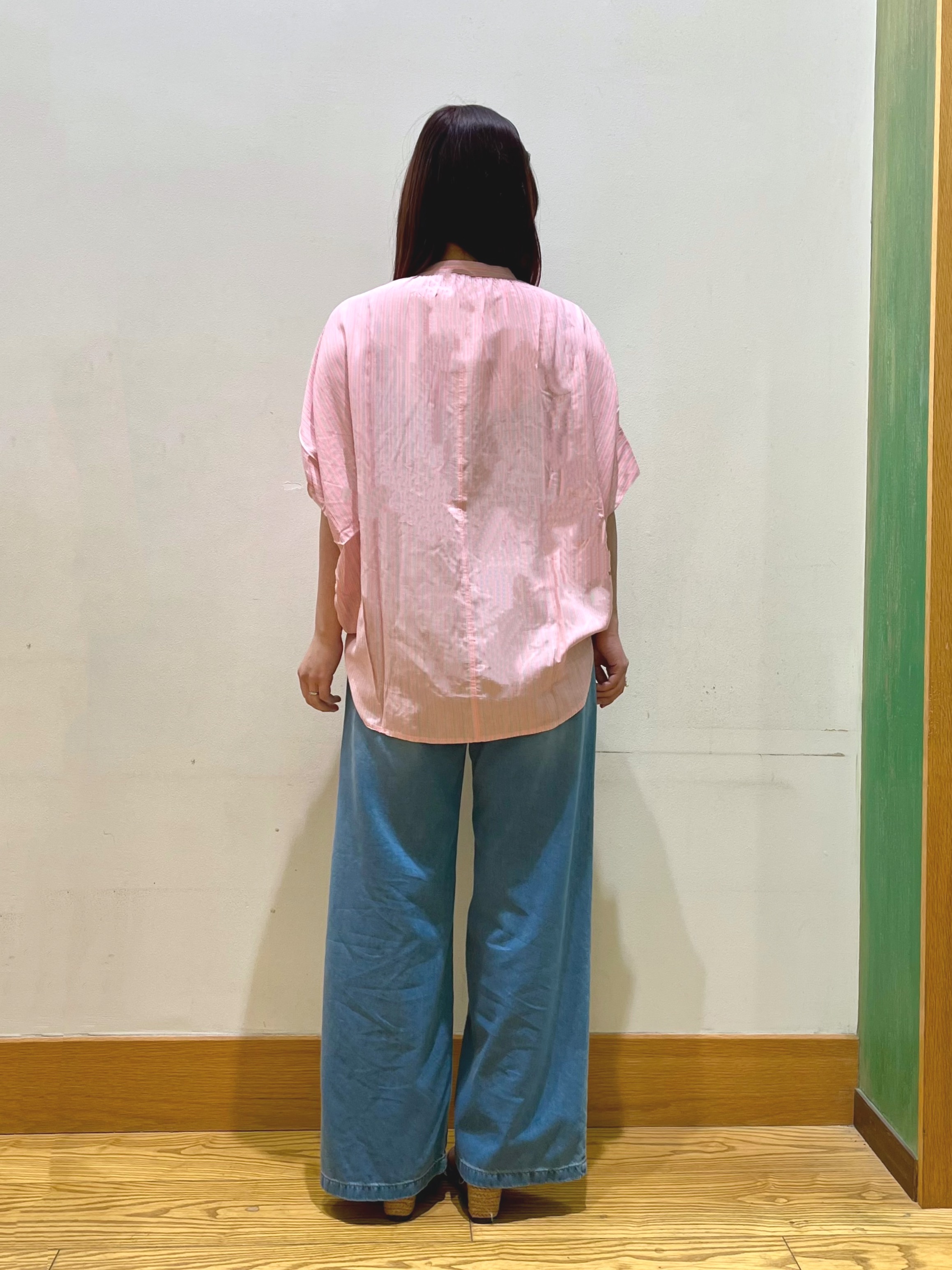 ゆっきーさんの「SHOO･LA･RUE｜【洗濯機可/体型カバー】二の腕隠れる ゆるっとドルマンバンドカラーシャツ」を使ったコーディネート