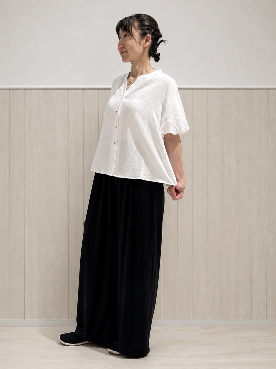 まつみさんの「SHOO･LA･RUE｜【洗濯機可】バルーンスリーブで二の腕カバー キーネック5分袖ブラウス」を使ったコーディネート