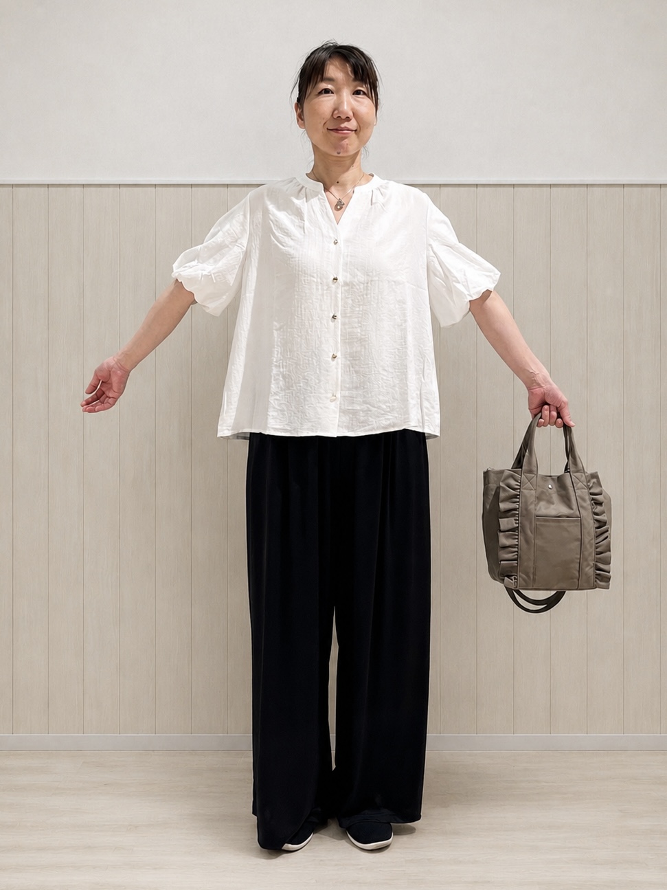 まつみさんの「SHOO･LA･RUE｜【洗濯機可】バルーンスリーブで二の腕カバー キーネック5分袖ブラウス」を使ったコーディネート