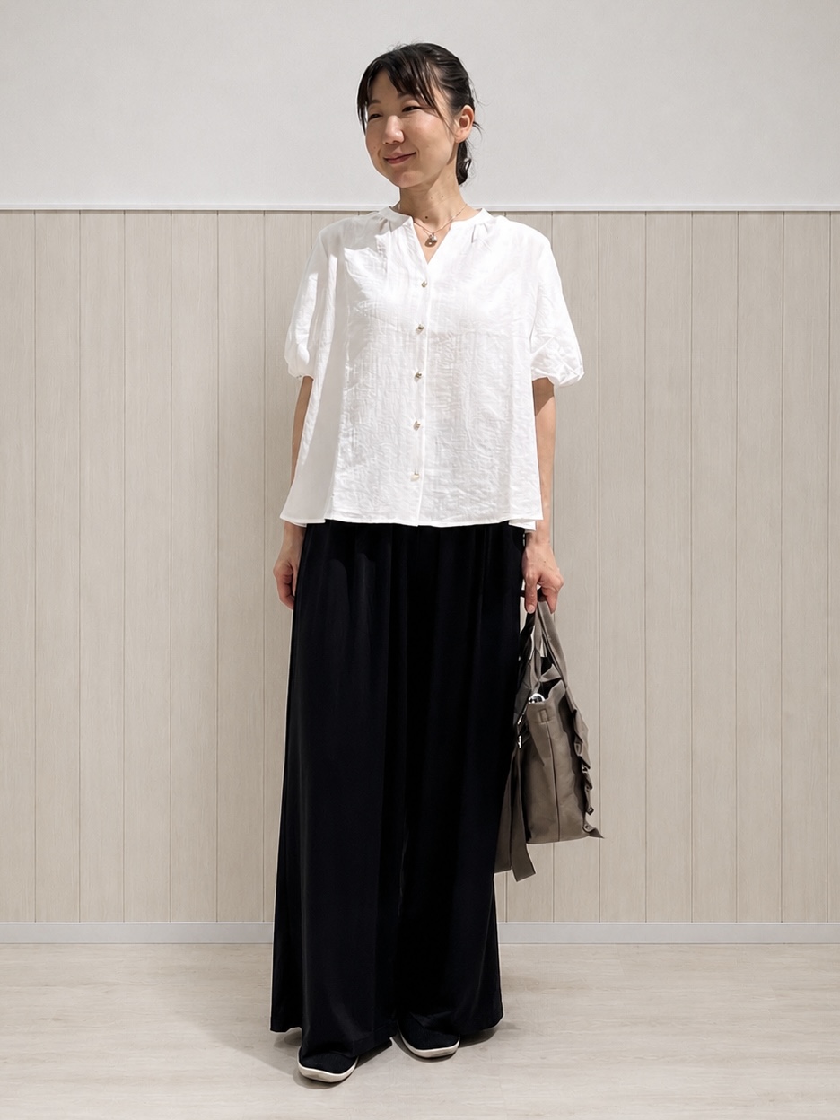 まつみさんの「SHOO･LA･RUE｜【洗濯機可】バルーンスリーブで二の腕カバー キーネック5分袖ブラウス」を使ったコーディネート
