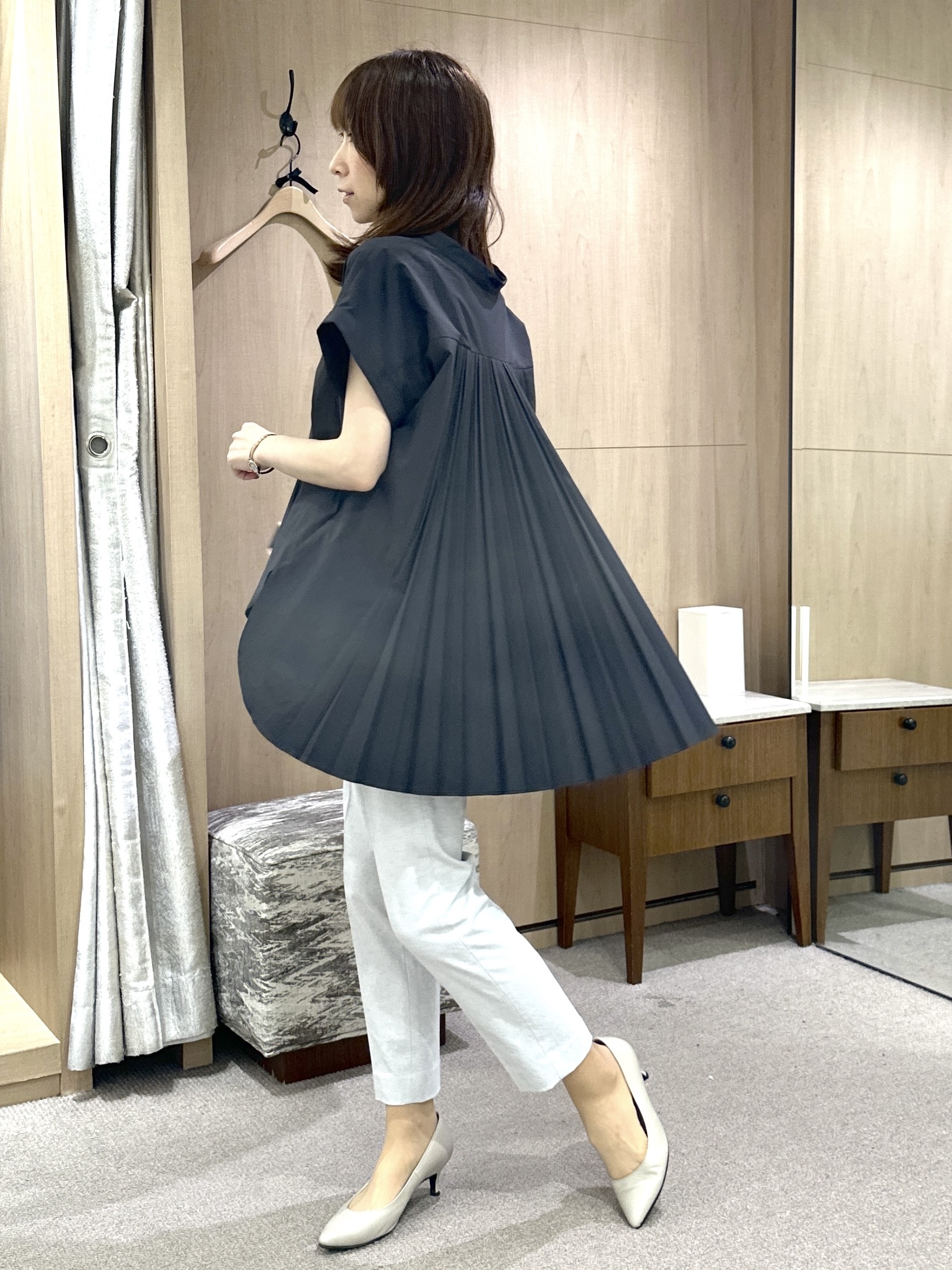 Miwaさんの「UNTITLED｜【吸水速乾/接触冷感】バックプリーツデザインブラウス」を使ったコーディネート