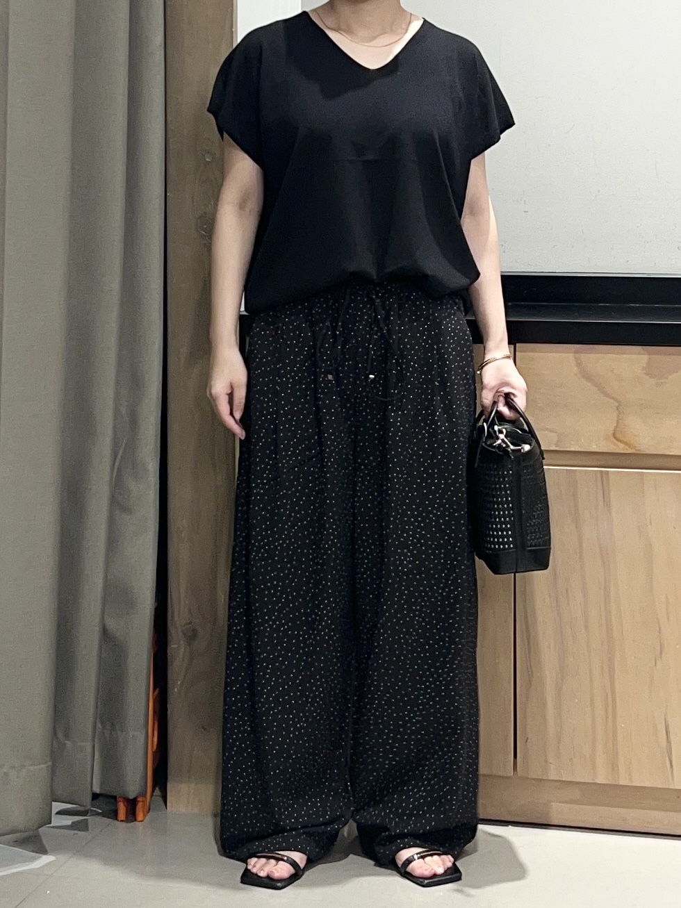 かのさんの「THE SHOP TK｜【さらっとタッチ】風通しのいい Vネックサマーニット」を使ったコーディネート