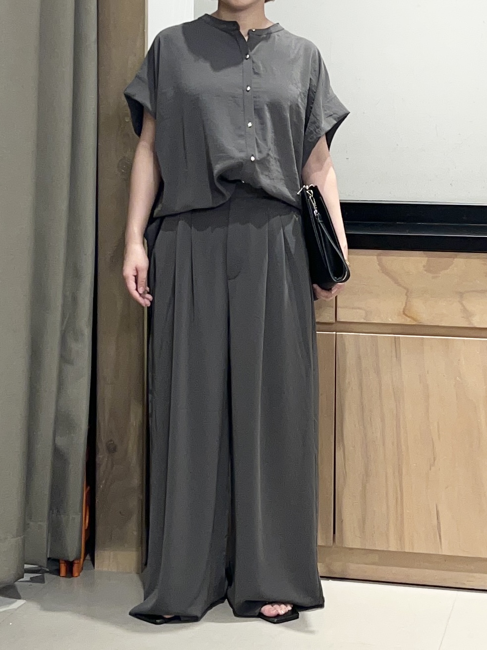 かのさんの「THE SHOP TK｜【防シワ/UV/セットアップ可】やみつきになる とろみバンドカラーブラウス」を使ったコーディネート