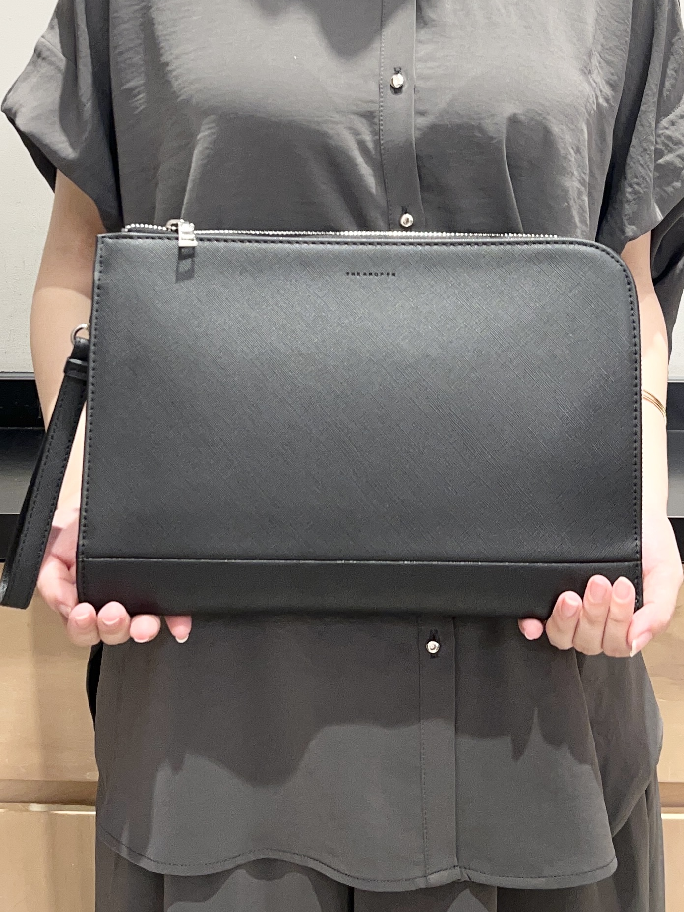 かのさんの「THE SHOP TK｜【防シワ/UV/セットアップ可】やみつきになる とろみバンドカラーブラウス」を使ったコーディネート