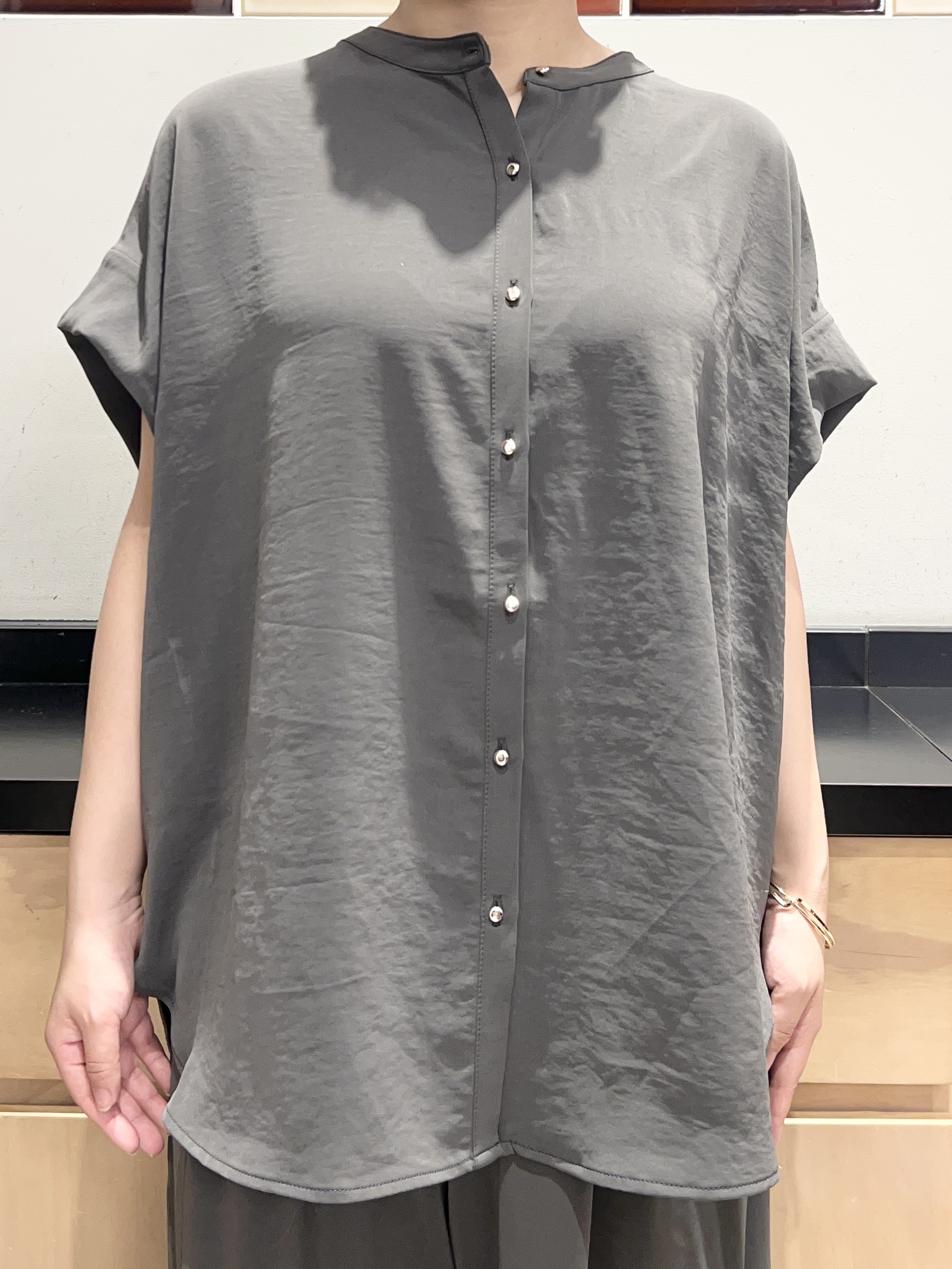 かのさんの「THE SHOP TK｜【防シワ/UV/セットアップ可】やみつきになる とろみバンドカラーブラウス」を使ったコーディネート