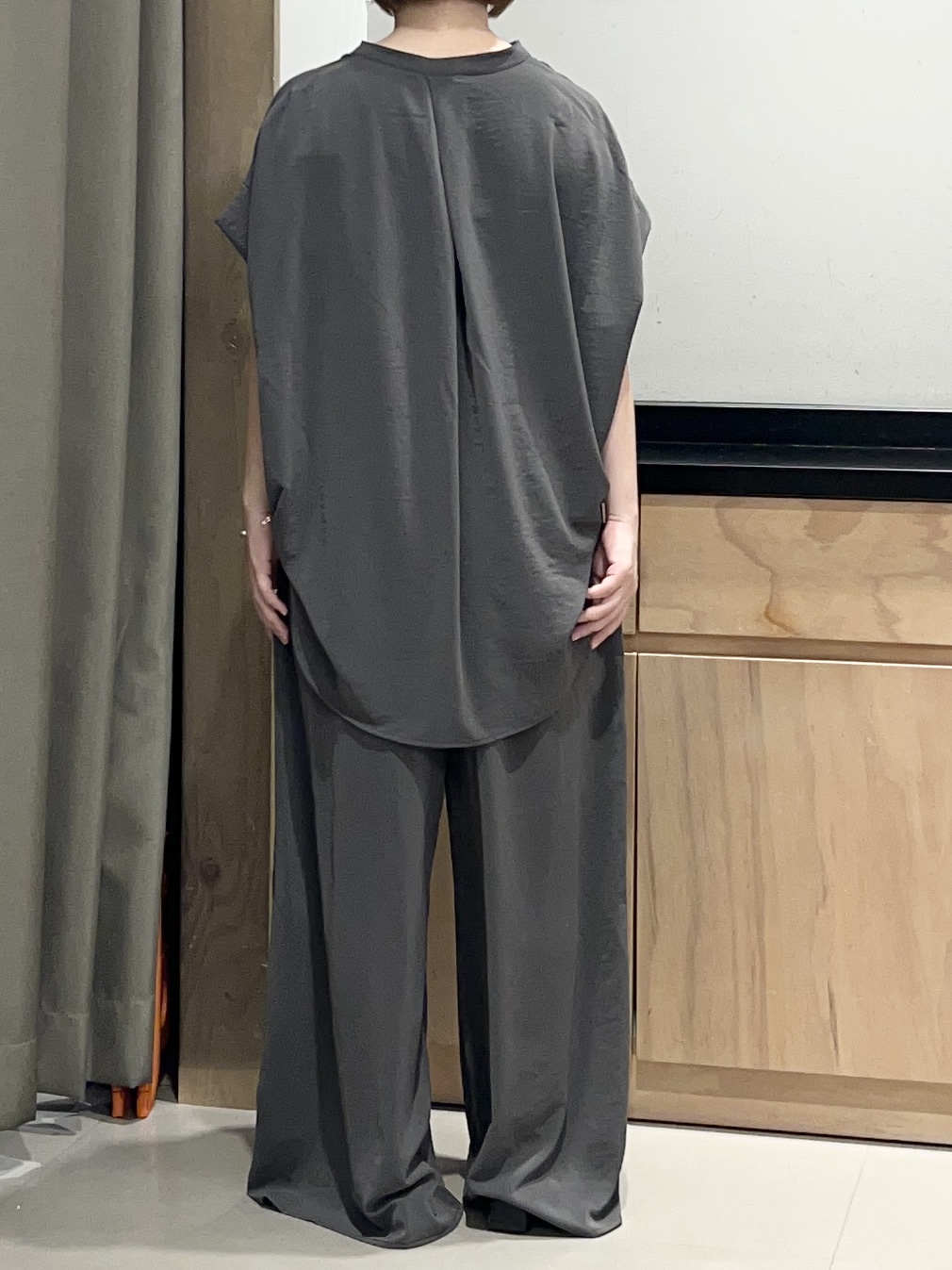 かのさんの「THE SHOP TK｜【防シワ/UV/セットアップ可】やみつきになる とろみバンドカラーブラウス」を使ったコーディネート