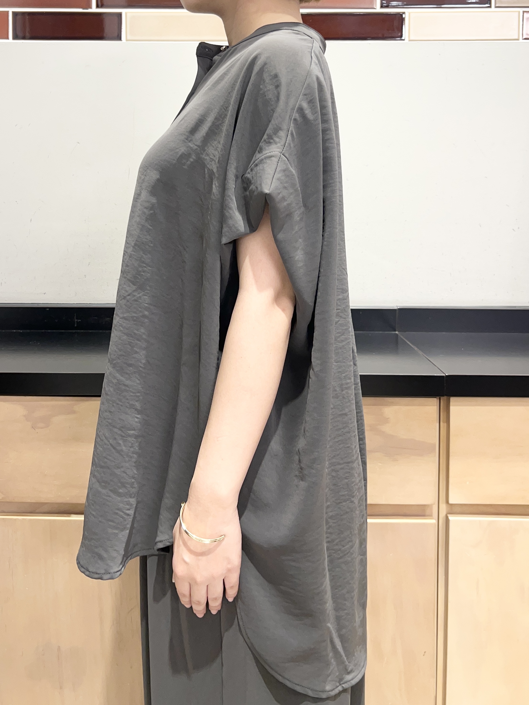 かのさんの「THE SHOP TK｜【防シワ/UV/セットアップ可】やみつきになる とろみバンドカラーブラウス」を使ったコーディネート