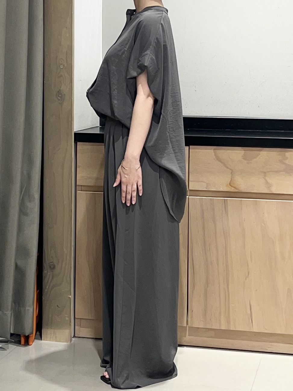 かのさんの「THE SHOP TK｜【防シワ/UV/セットアップ可】やみつきになる とろみバンドカラーブラウス」を使ったコーディネート