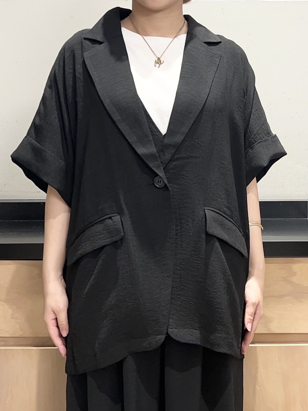 かのさんの「THE SHOP TK｜【吸水速乾/UV/防しわ】軽く羽織りたい半袖ジャケット」を使ったコーディネート