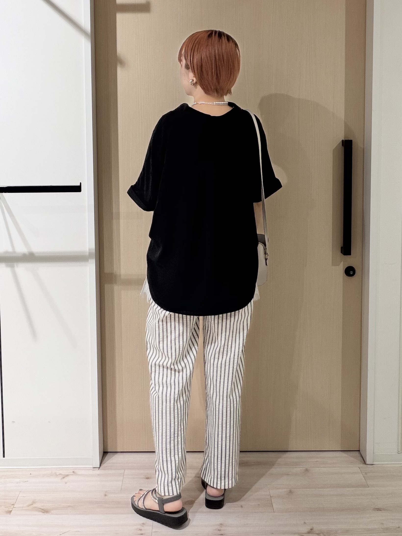 ひらしーさんの「SHOO･LA･RUE｜【洗濯後しわになりにくい/体型カバー】二の腕も隠せる　お袖ロールアップ半袖シャツ」を使ったコーディネート