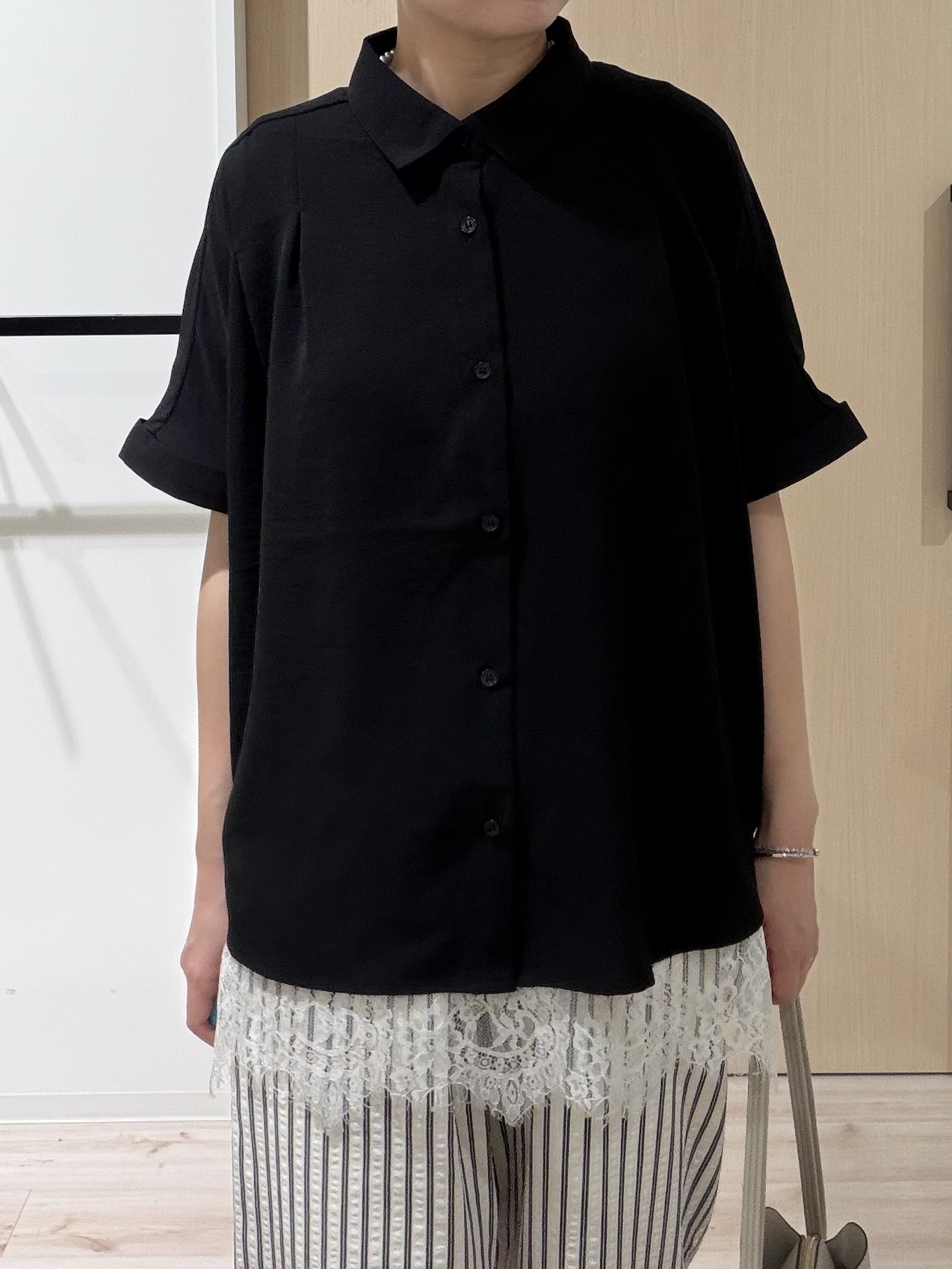 ひらしーさんの「SHOO･LA･RUE｜【洗濯後しわになりにくい/体型カバー】二の腕も隠せる　お袖ロールアップ半袖シャツ」を使ったコーディネート