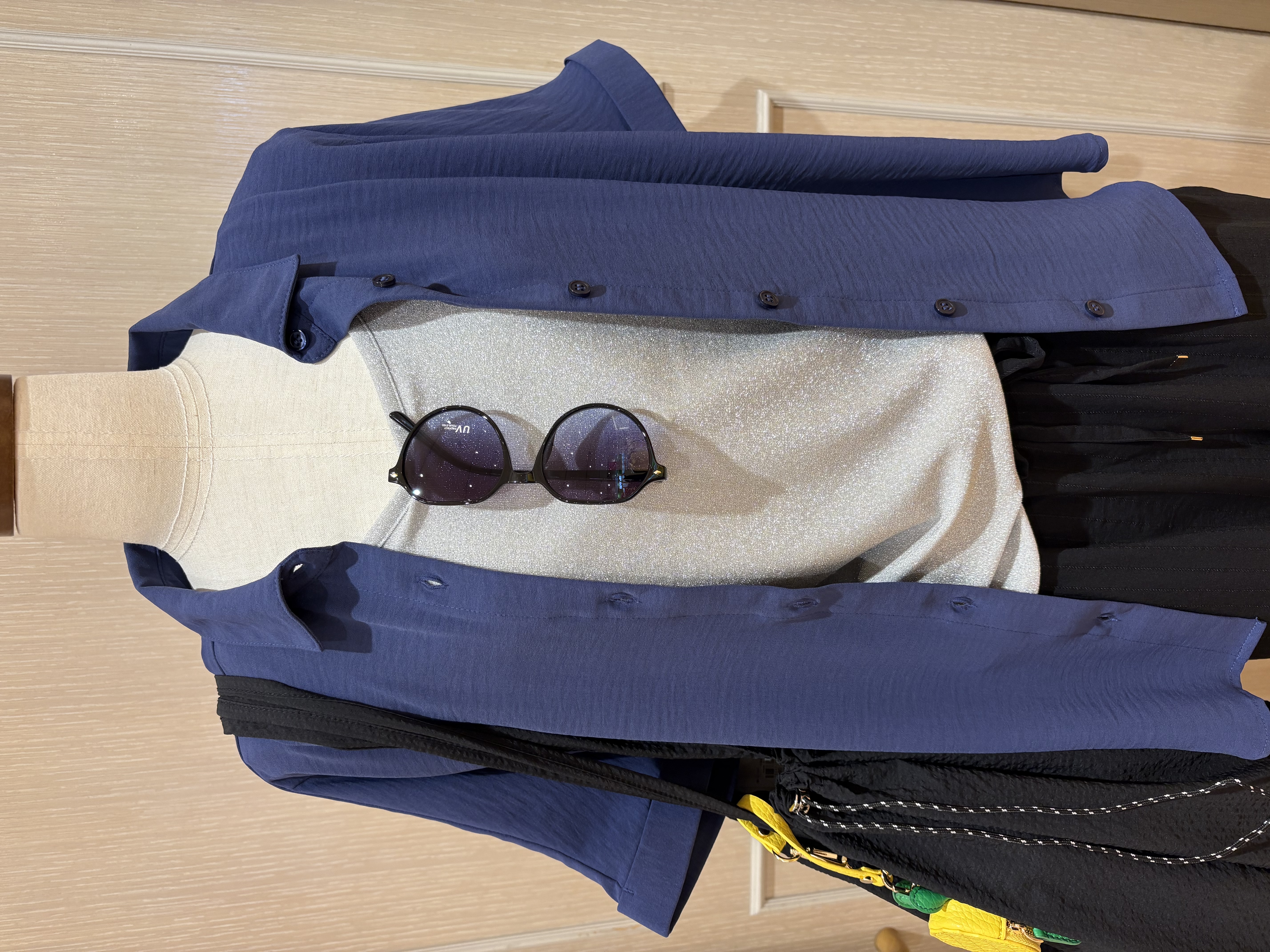 まるよOTさんの「SHOO･LA･RUE｜【洗濯後しわになりにくい/体型カバー】二の腕も隠せる　お袖ロールアップ半袖シャツ」を使ったコーディネート