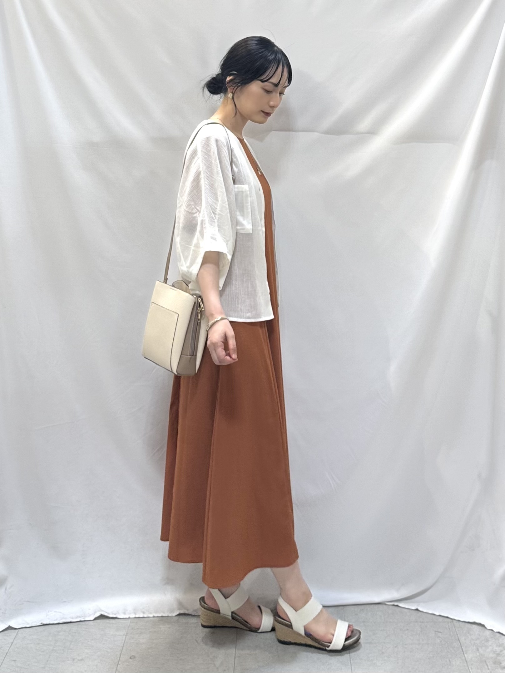 𝐇𝐢𝐫𝐨𝐦𝐢さんの「SHOO･LA･RUE｜【洗濯機可/選べる6色】程よいシアー感が涼し気 ゆったりワッシャードルマンブラウス」を使ったコーディネート
