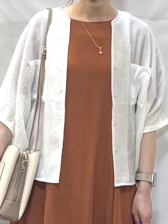 𝐇𝐢𝐫𝐨𝐦𝐢さんの「SHOO･LA･RUE｜【洗濯機可/選べる6色】程よいシアー感が涼し気 ゆったりワッシャードルマンブラウス」を使ったコーディネート