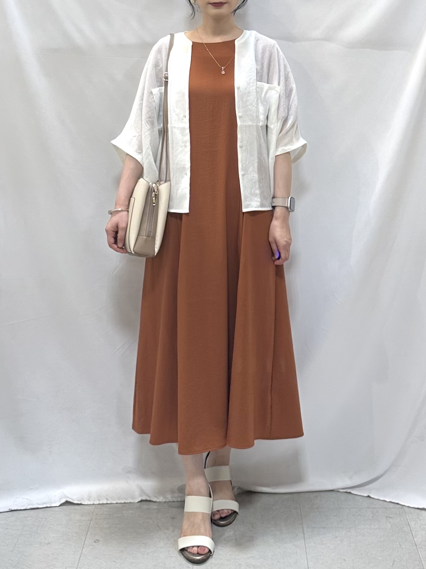 𝐇𝐢𝐫𝐨𝐦𝐢さんの「SHOO･LA･RUE｜【洗濯機可/選べる6色】程よいシアー感が涼し気 ゆったりワッシャードルマンブラウス」を使ったコーディネート