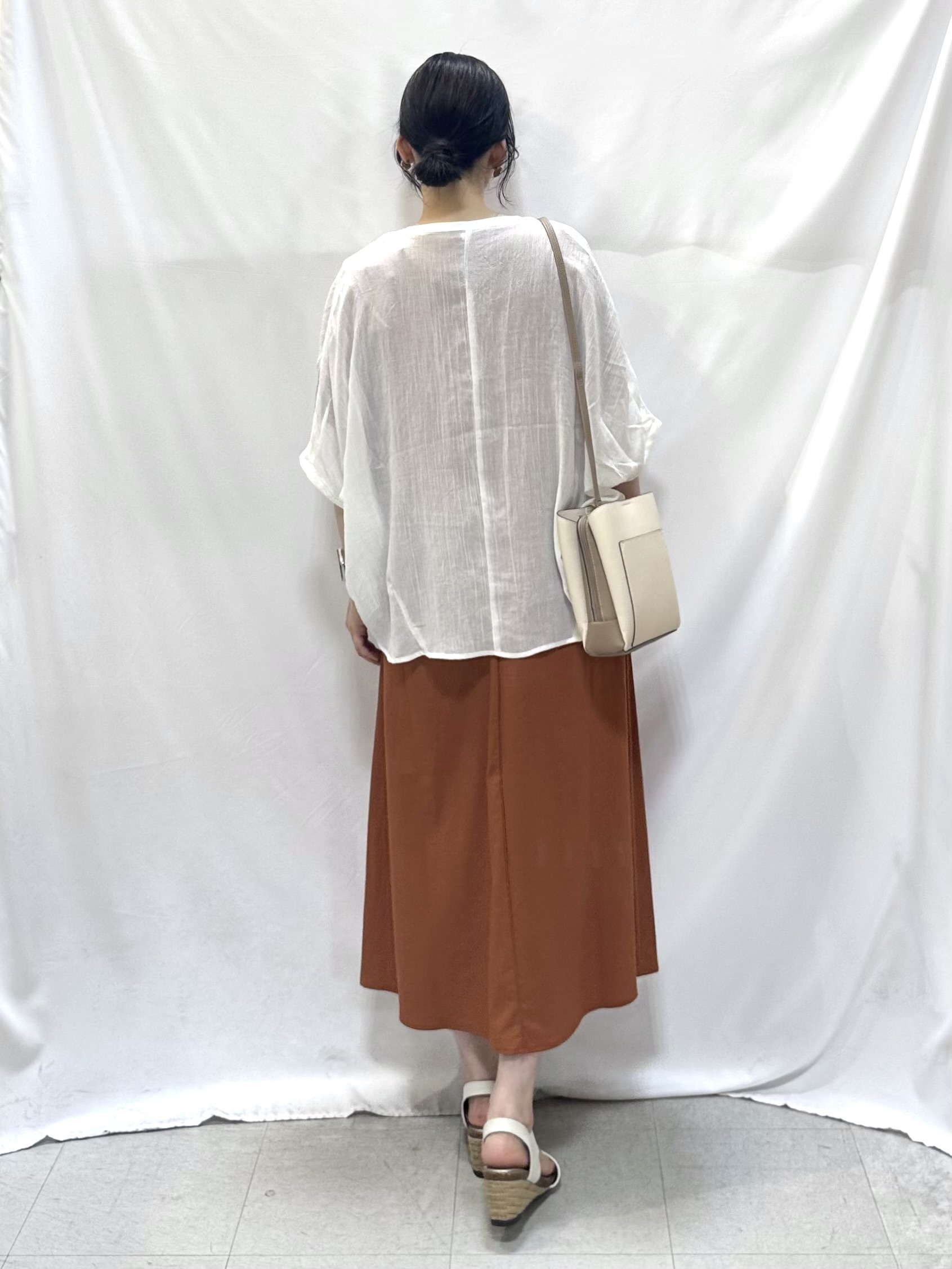 𝐇𝐢𝐫𝐨𝐦𝐢さんの「SHOO･LA･RUE｜【洗濯機可/選べる6色】程よいシアー感が涼し気 ゆったりワッシャードルマンブラウス」を使ったコーディネート