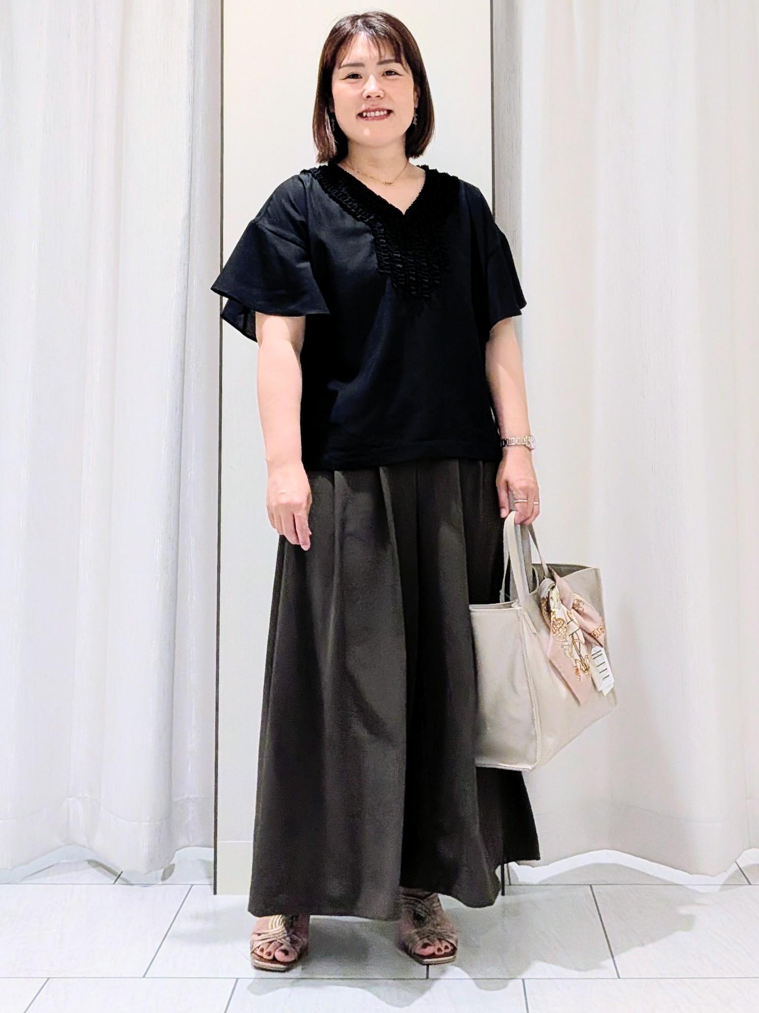 Onumaさんの「UNTITLED｜【接触冷感/通気性/洗える】Vネックフリルブラウス」を使ったコーディネート