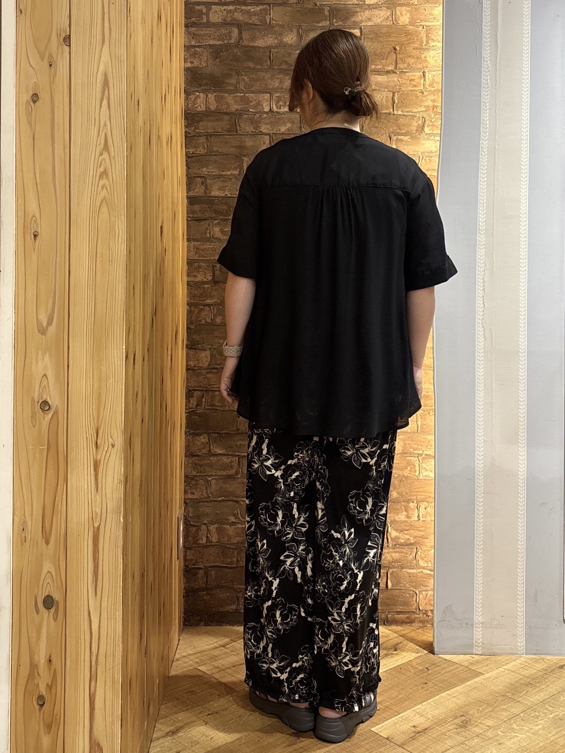 ゆかぴさんの「SHOO･LA･RUE｜【UV/洗濯機可】お袖の長さが調整出来る シャーリングスキッパーブラウス」を使ったコーディネート